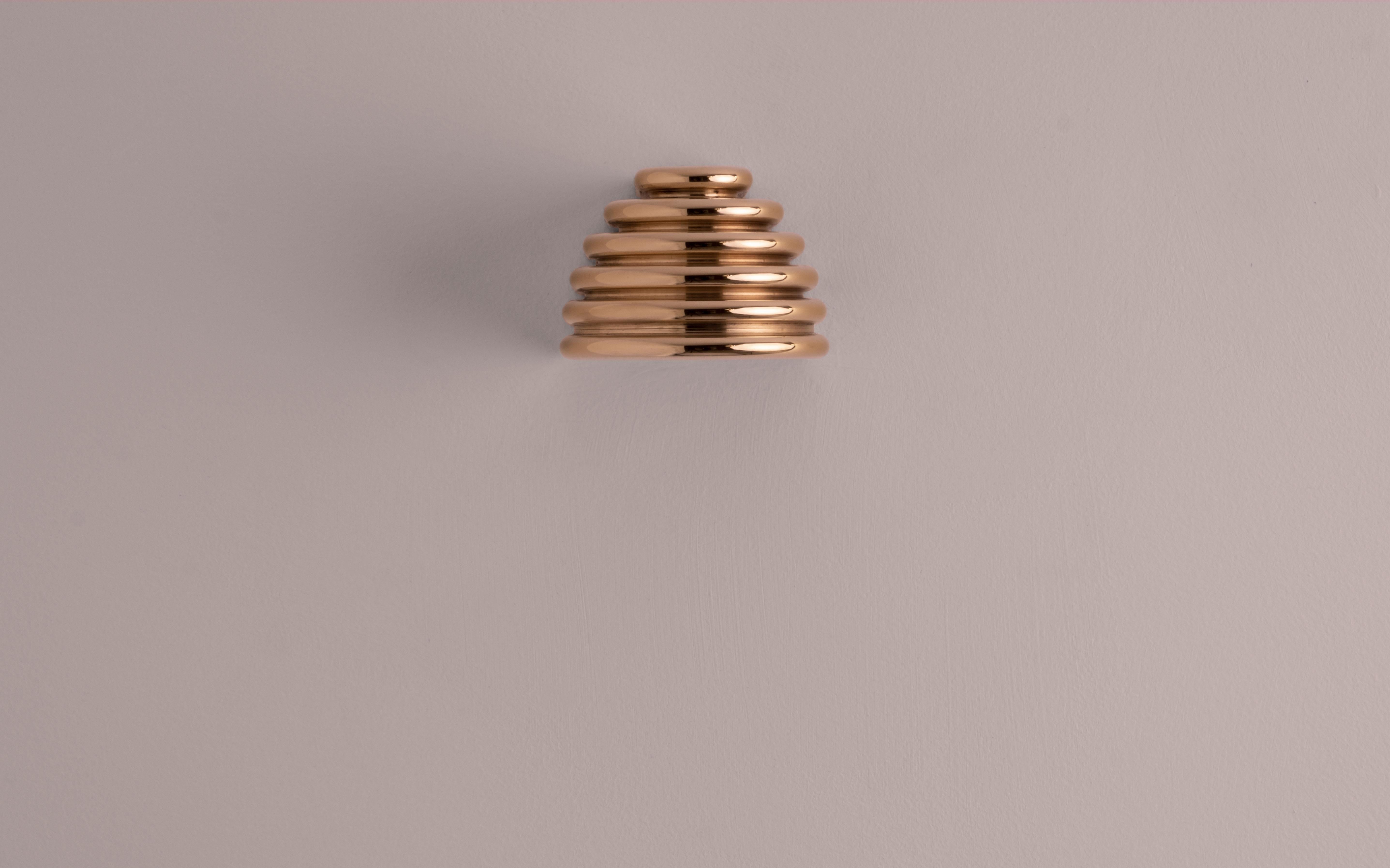 Insulator 0 Polished Brass Sconce by Novocastrian In New Condition For Sale In Geneve, CH