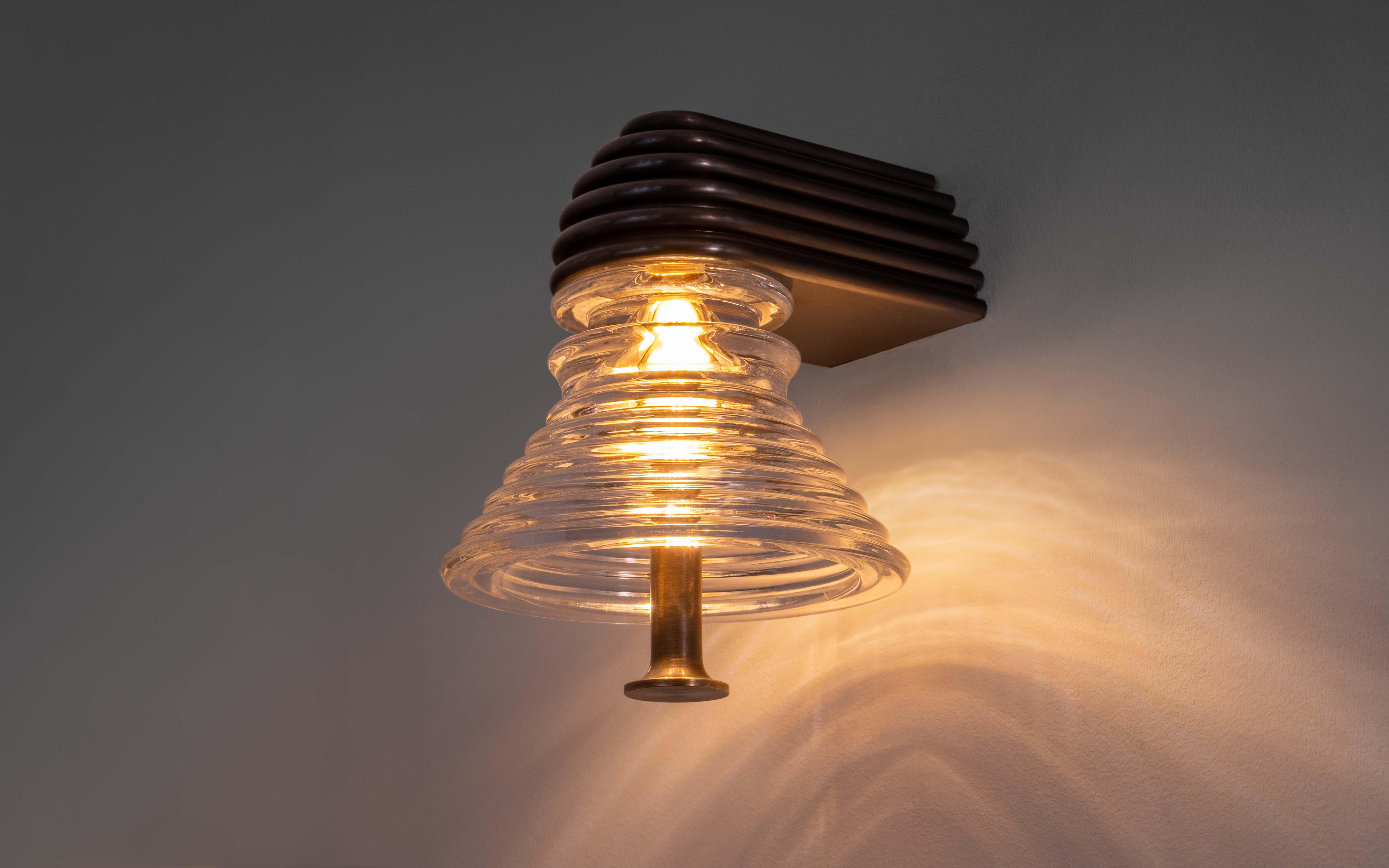 Insulator A Clear Glass and Dark Brass Sconce by Novocastrian In New Condition For Sale In Geneve, CH