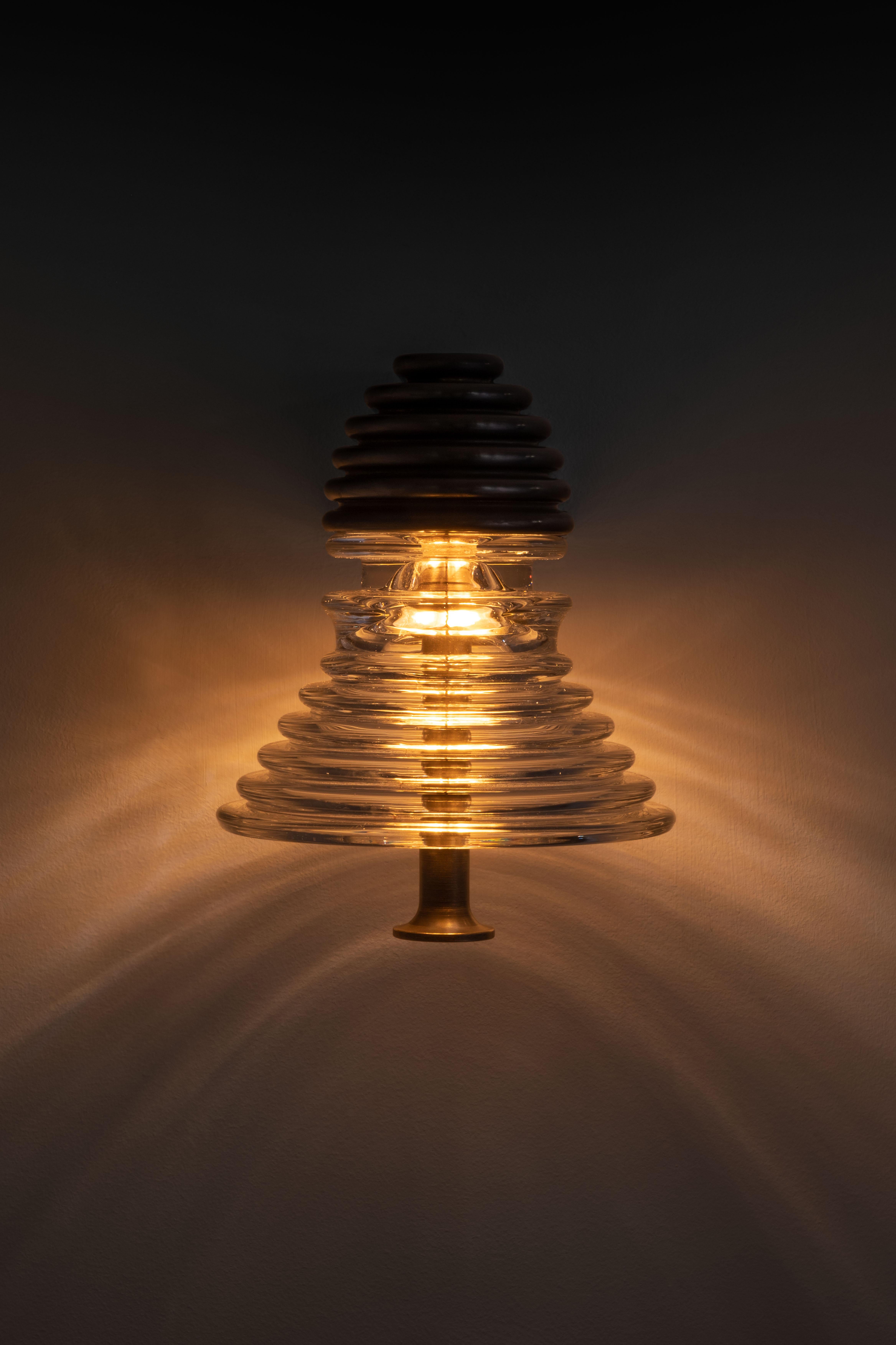 Moderno Insulator A, una lampada in vetro trasparente e ottone lucido di Novocastrian in vendita