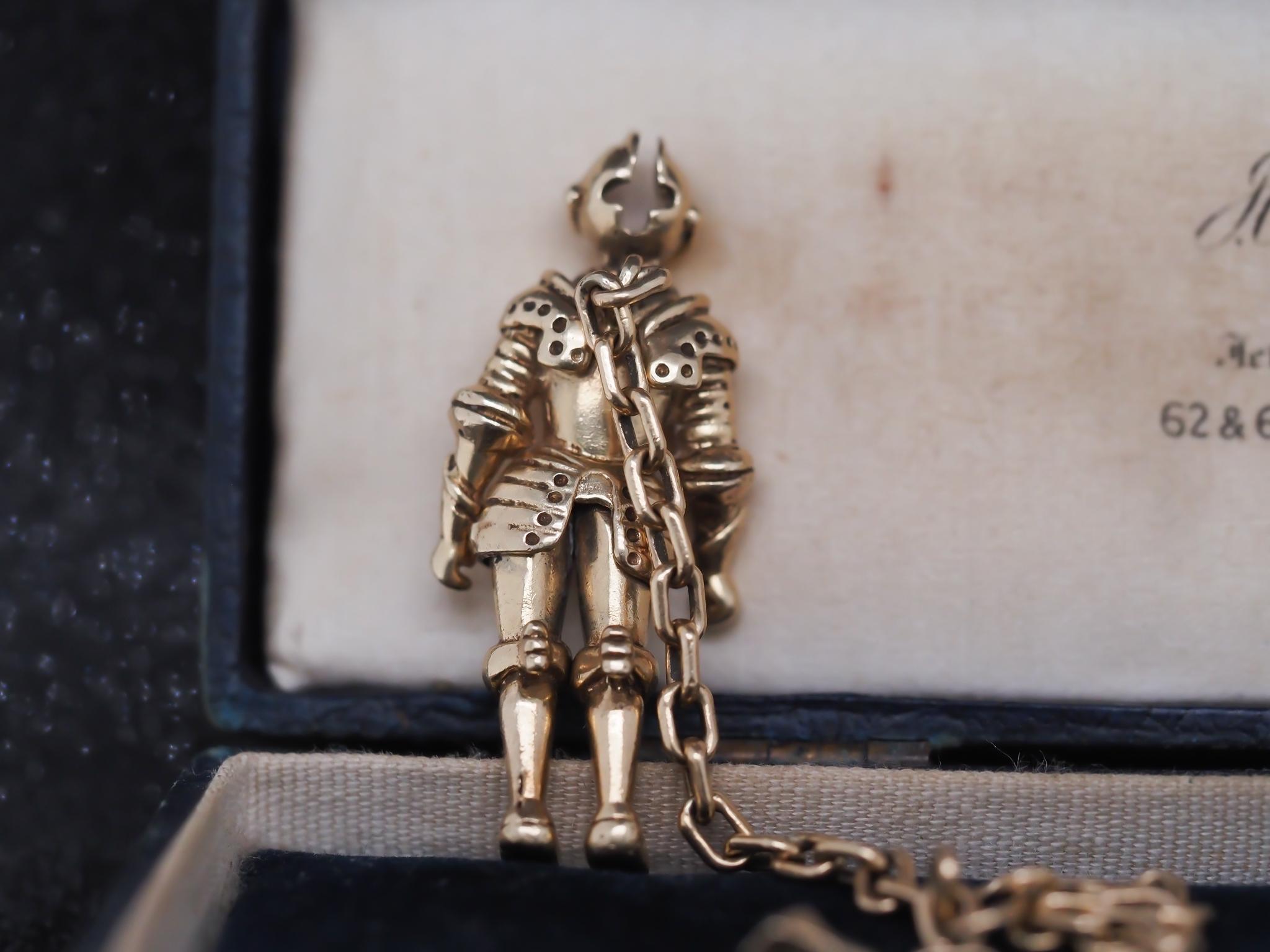 Pendentif articulé chevalier en armure avec chaîne suspendue Pour femmes en vente