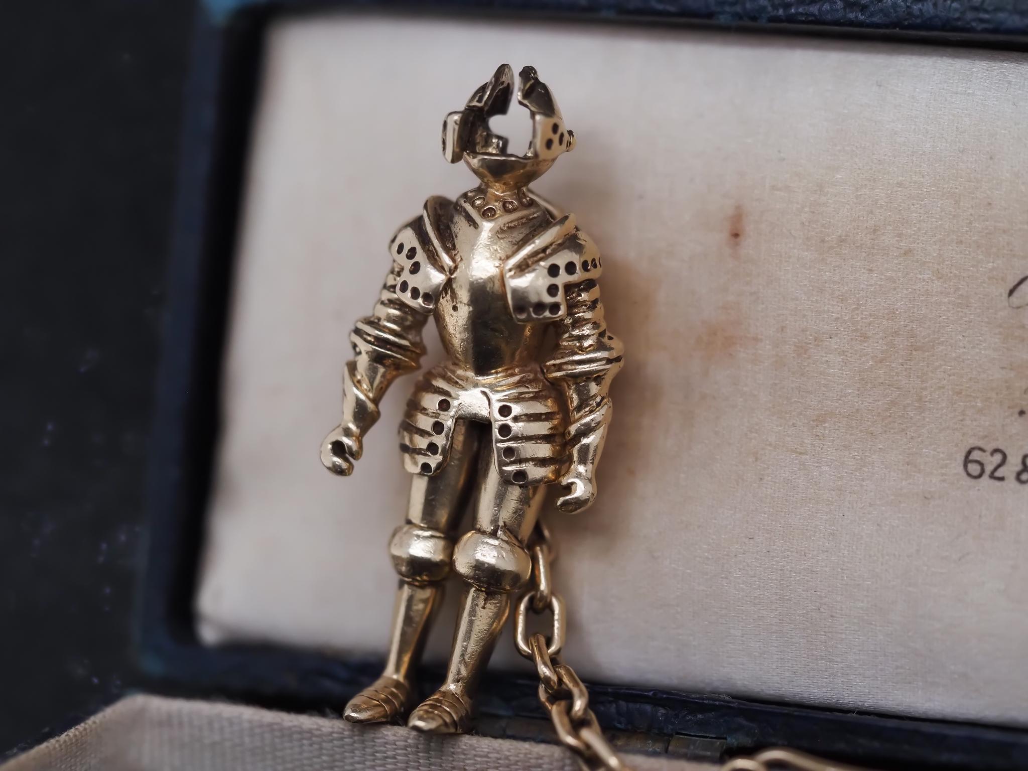 Pendentif articulé chevalier en armure avec chaîne suspendue en vente 2