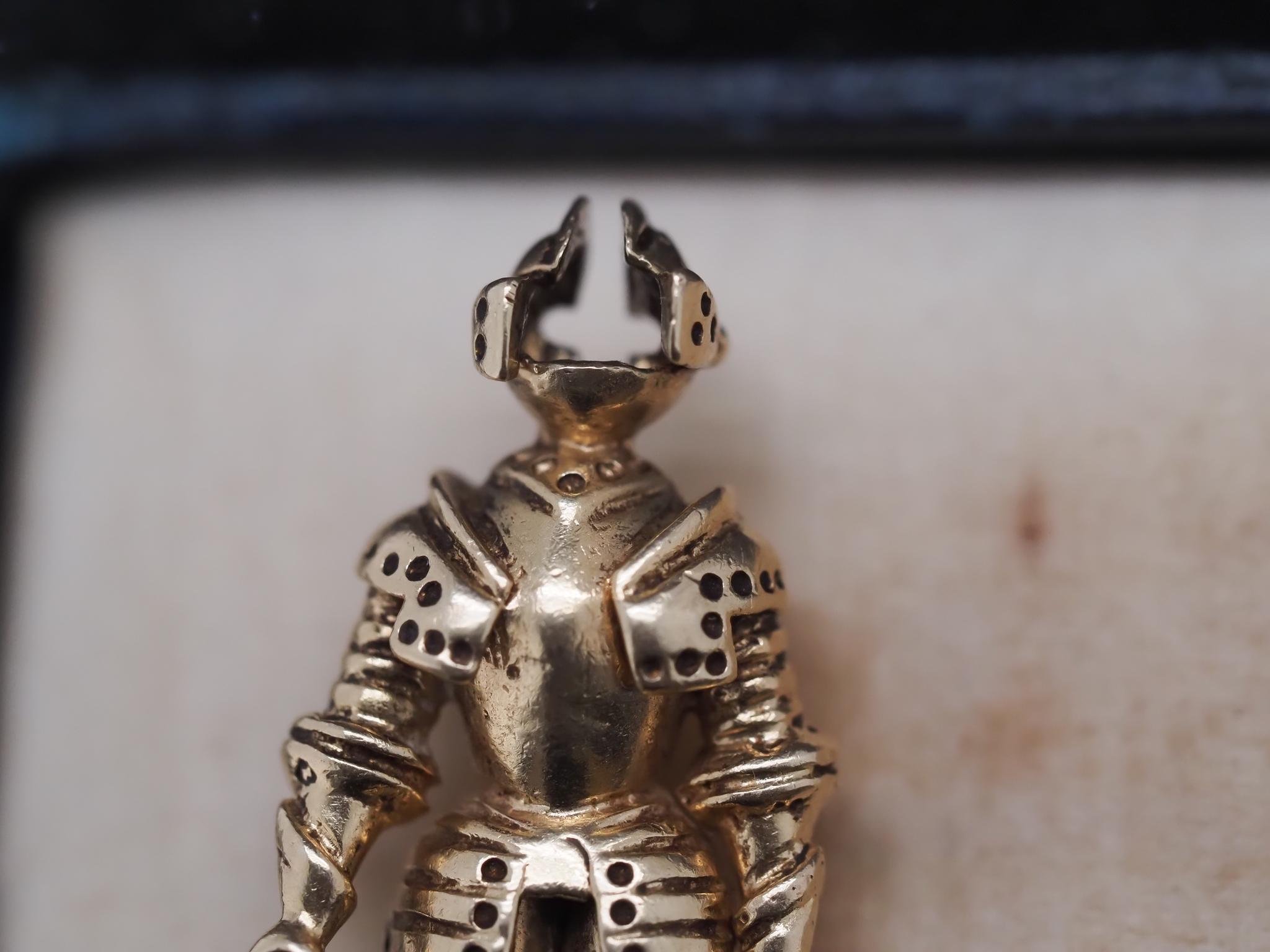 Pendentif articulé chevalier en armure avec chaîne suspendue en vente 3