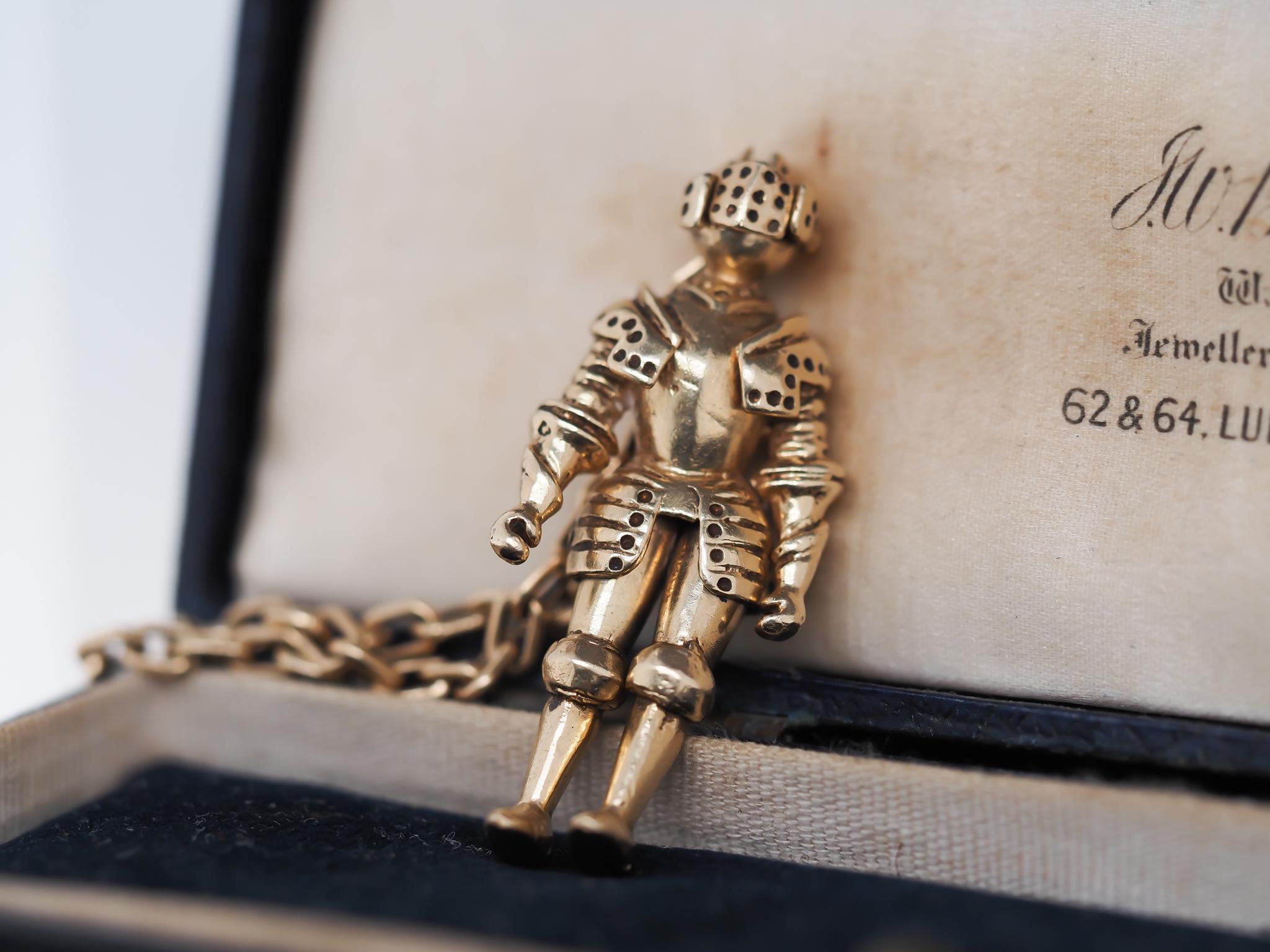 Pendentif articulé chevalier en armure avec chaîne suspendue en vente 5