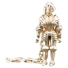 Pendentif articulé chevalier en armure avec chaîne suspendue