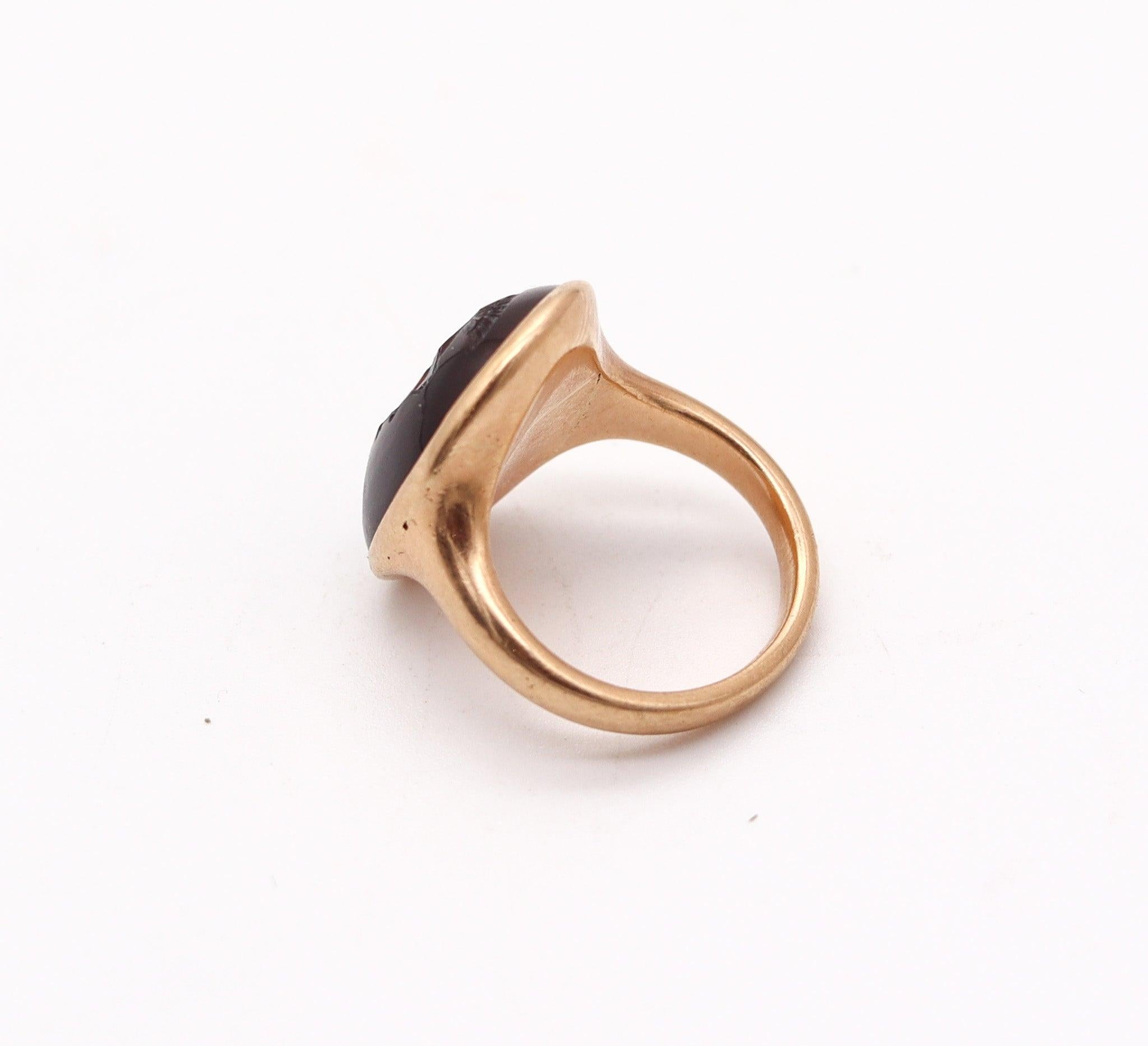 INTAGLIO 1900 Antique Signet Ring In 14Kt Yellow Gold With Carved Brown Agate In Excellent Condition For Sale In Miami, FL