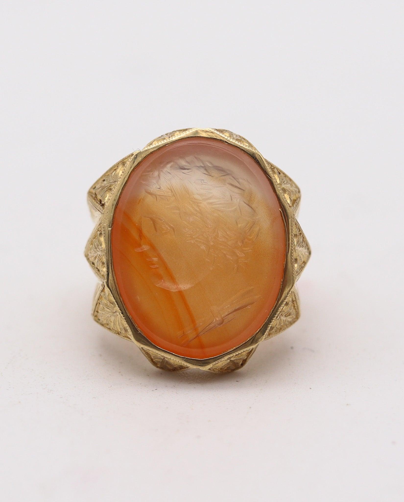 Art Deco INTAGLIO 1920 Art-Deco Signet Ring In Solid 18Kt Yellow Gold With Carved Agate For Sale