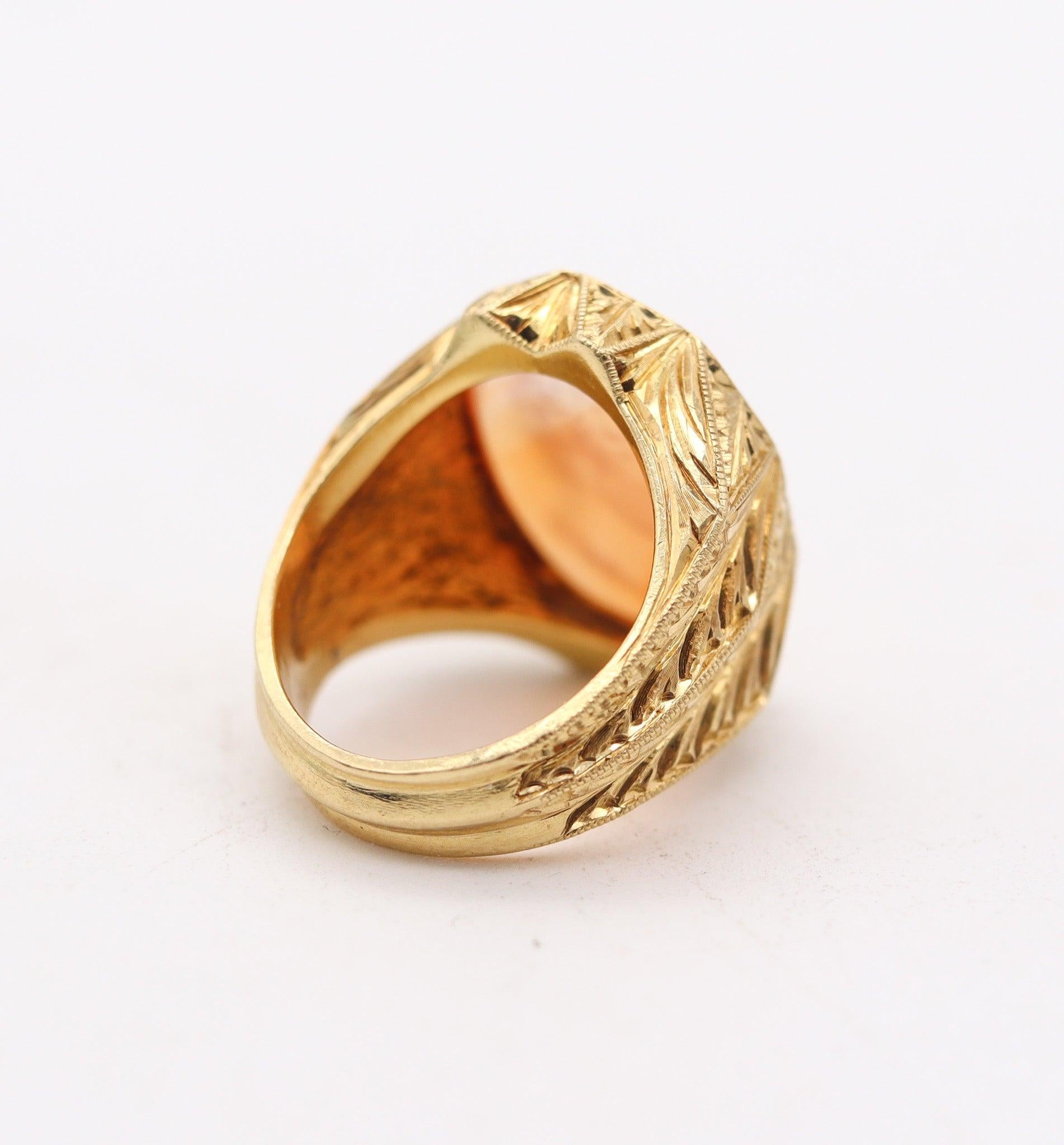 INTAGLIO 1920 Art-Deco Signet Ring In Solid 18Kt Yellow Gold With Carved Agate In Excellent Condition For Sale In Miami, FL