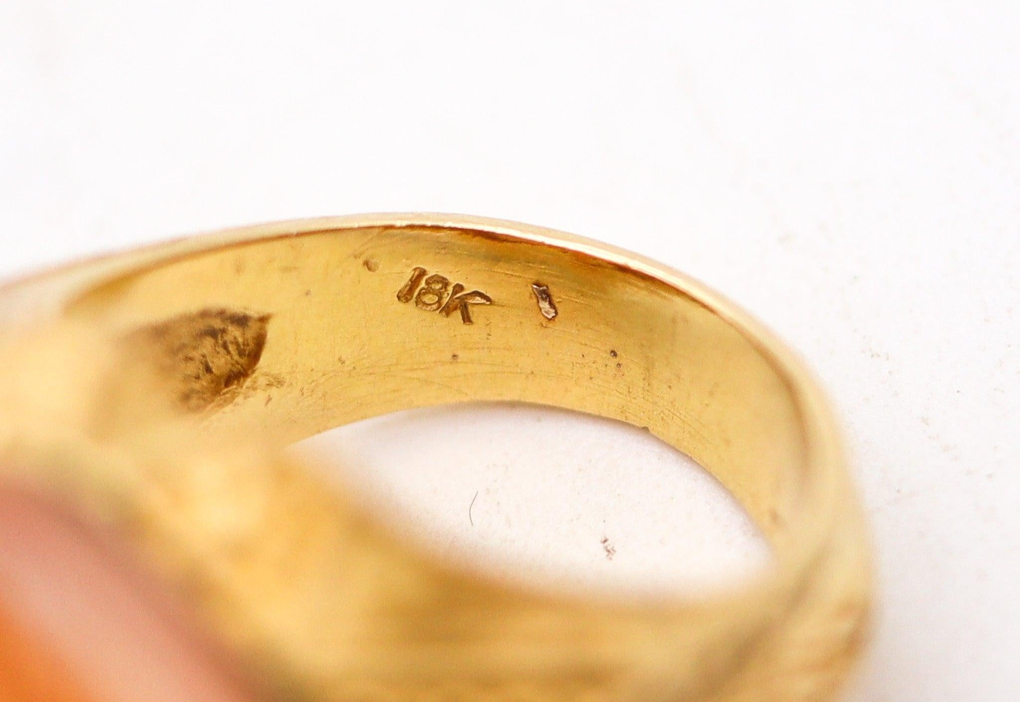 Women's or Men's INTAGLIO 1920 Art-Deco Signet Ring In Solid 18Kt Yellow Gold With Carved Agate For Sale