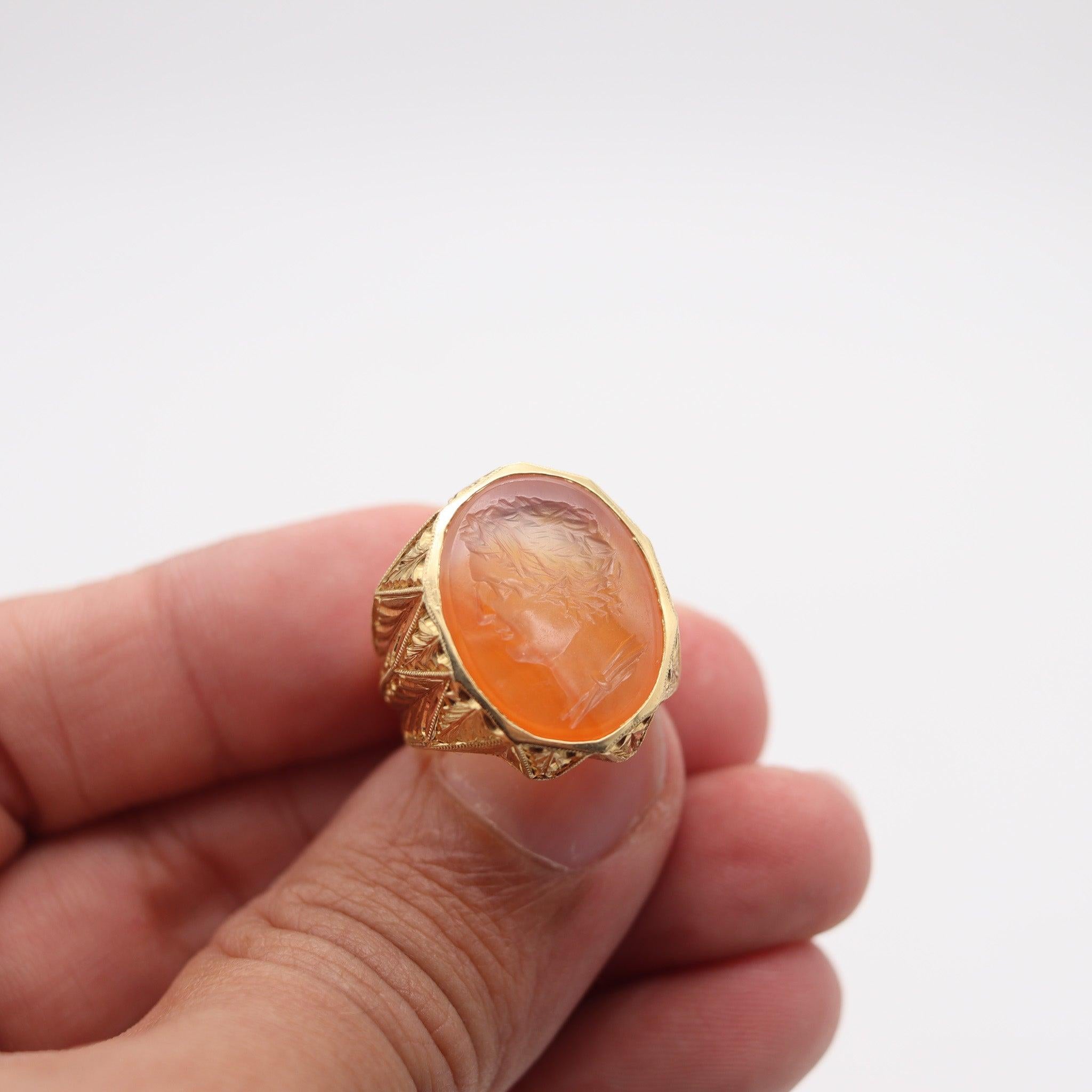 INTAGLIO 1920 Art-Deco Signet Ring In Solid 18Kt Yellow Gold With Carved Agate For Sale 1