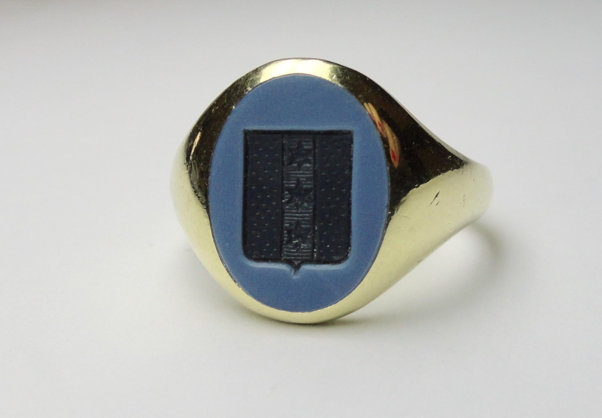 Particular intaglio ring in bicolour agate and set in 14ct gold. Probably of American provenance and from the beginning of the 1900's.
