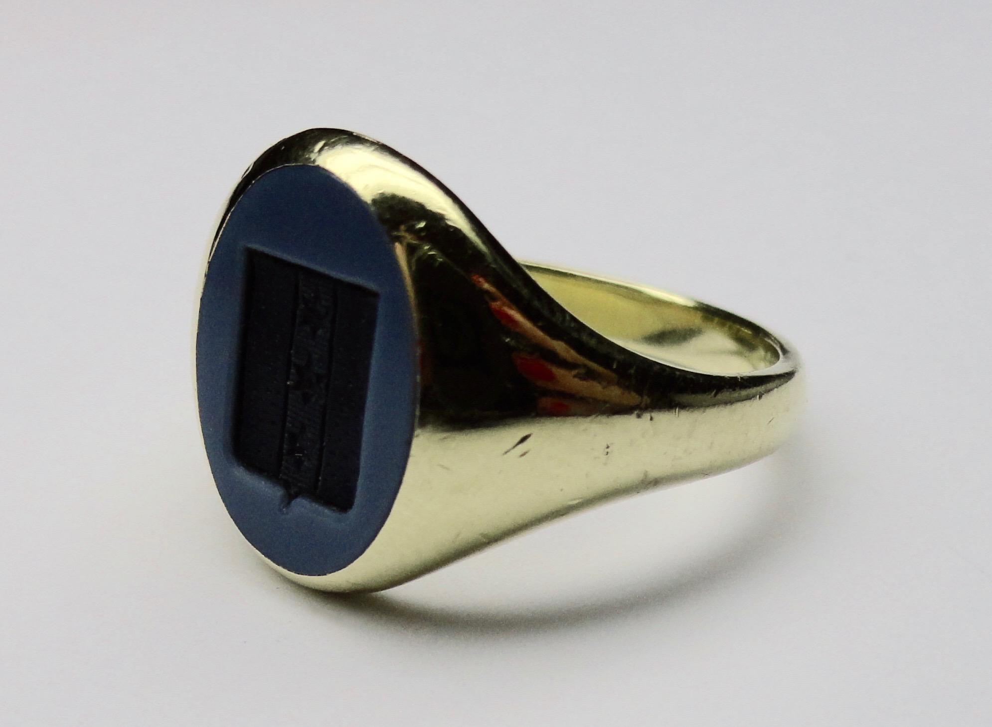 Oval Cut Intaglio Agate Ring Medium Size 18 Carat Gold For Sale