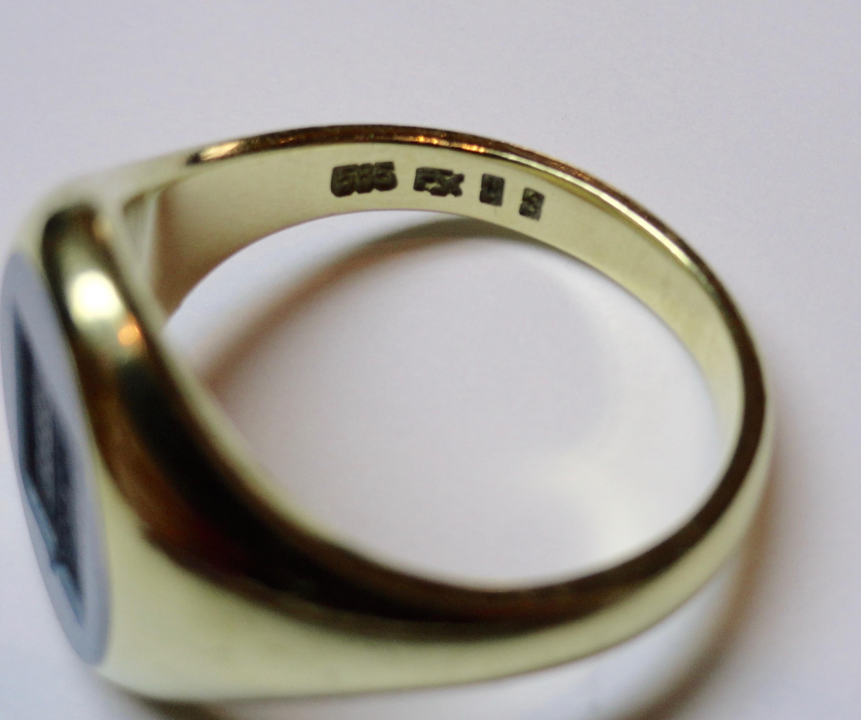 Intaglio Agate Ring Medium Size 18 Carat Gold In Good Condition For Sale In Milano, MI
