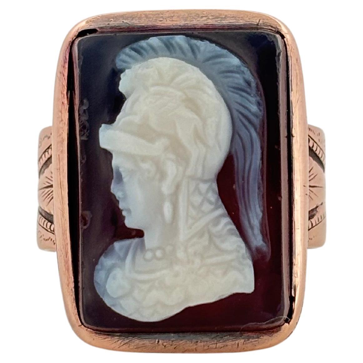 Este audaz y distintivo anillo de los años 80 está elaborado en rico oro rosa de 14 quilates, combinando fuerza y arte. Con un peso de 9,0 gramos y una talla 5,75, el anillo presenta una ancha banda grabada a mano con finos detalles a lo largo de