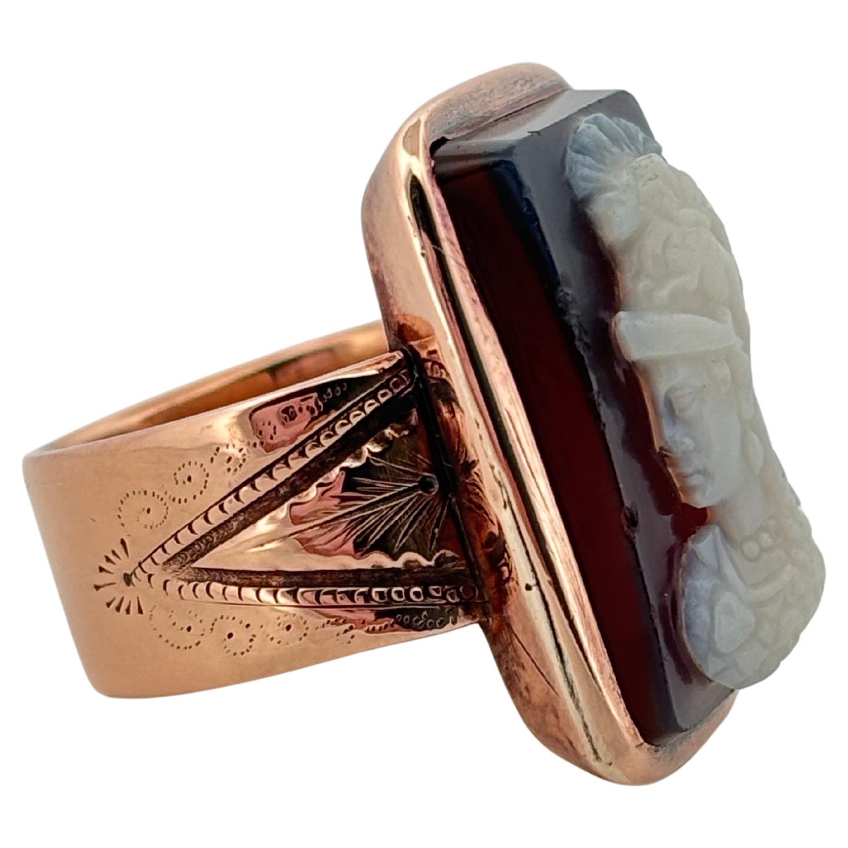 Anillo con detalle de banda en oro rosa de 14 quilates con camafeo de piedra engastada en bisel calcográfico en Bueno estado para la venta en Sewickley, PA