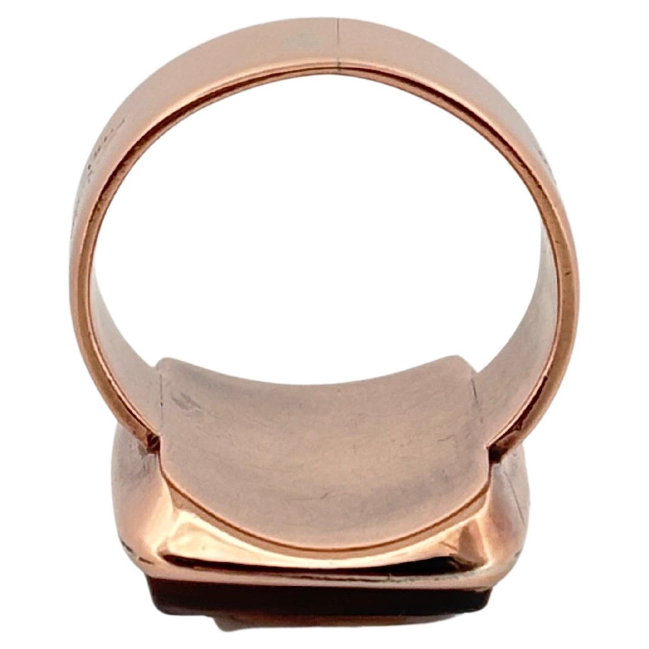Anillo con detalle de banda en oro rosa de 14 quilates con camafeo de piedra engastada en bisel calcográfico en venta 3