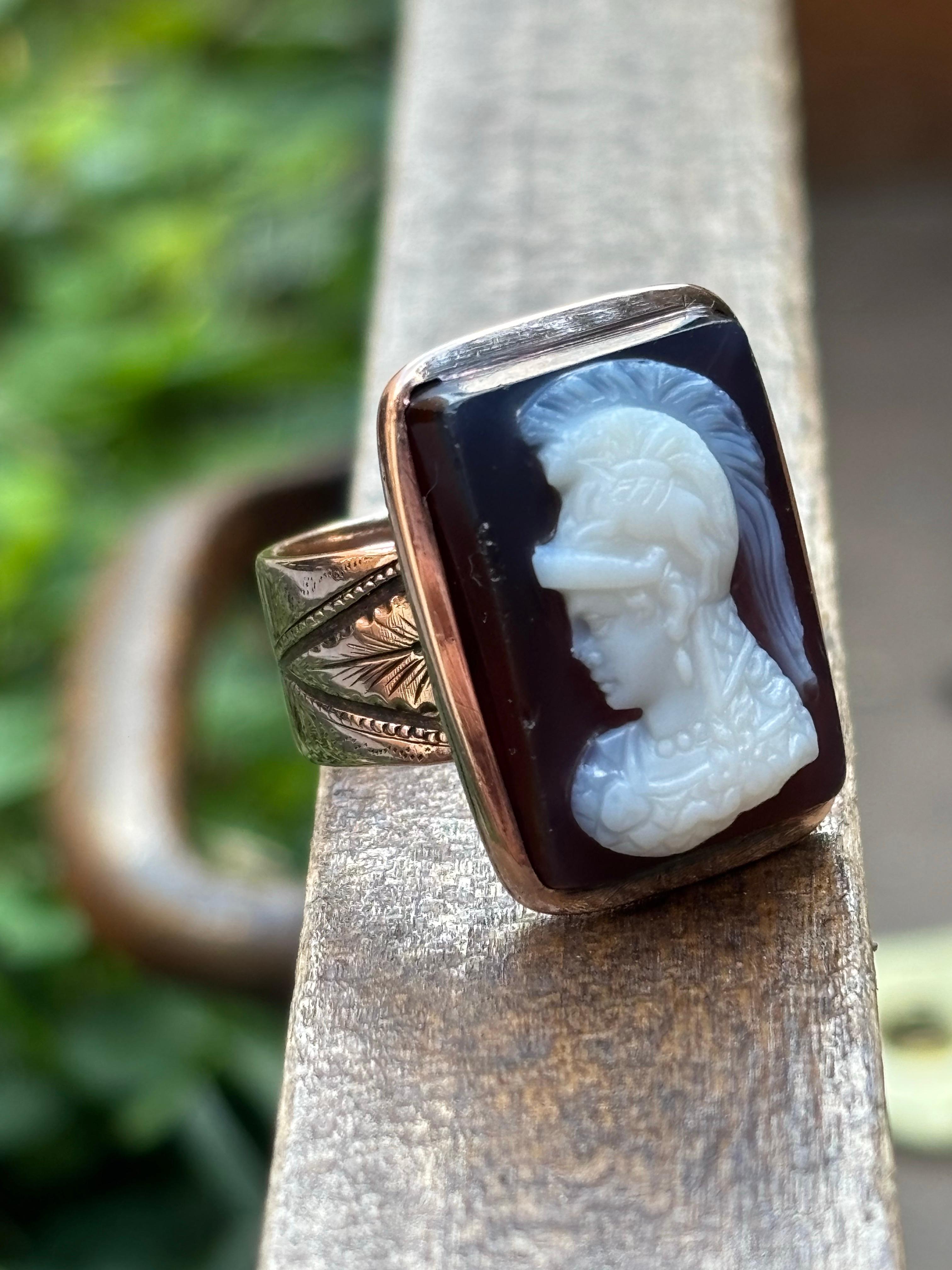 Anillo con detalle de banda en oro rosa de 14 quilates con camafeo de piedra engastada en bisel calcográfico en venta 4