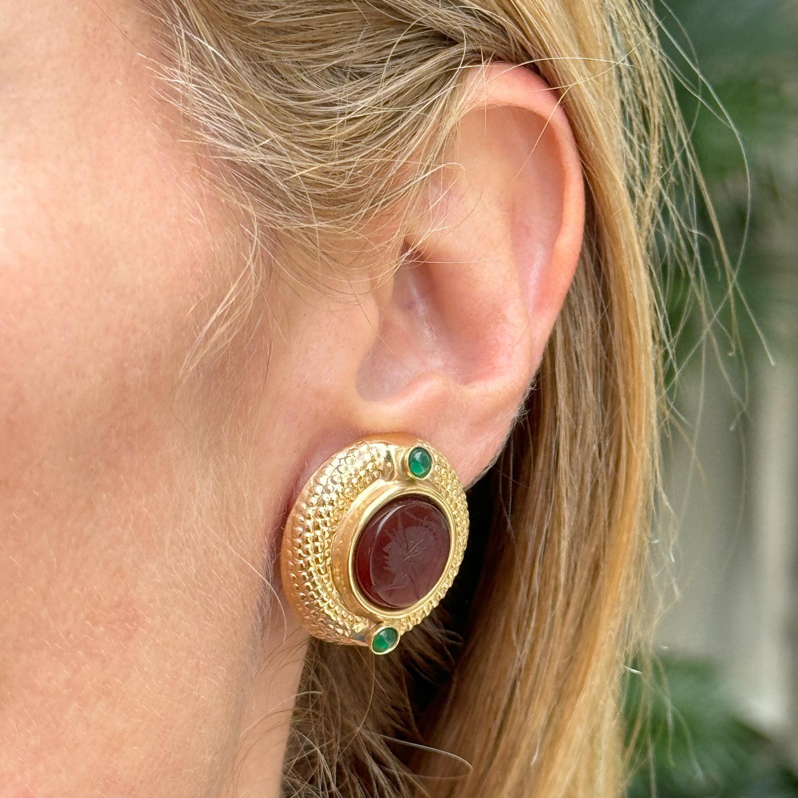 Contemporary Intaglio Carnelian Emerald 14 Karat Yellow Gold Round Lever-Back Earrings For Sale