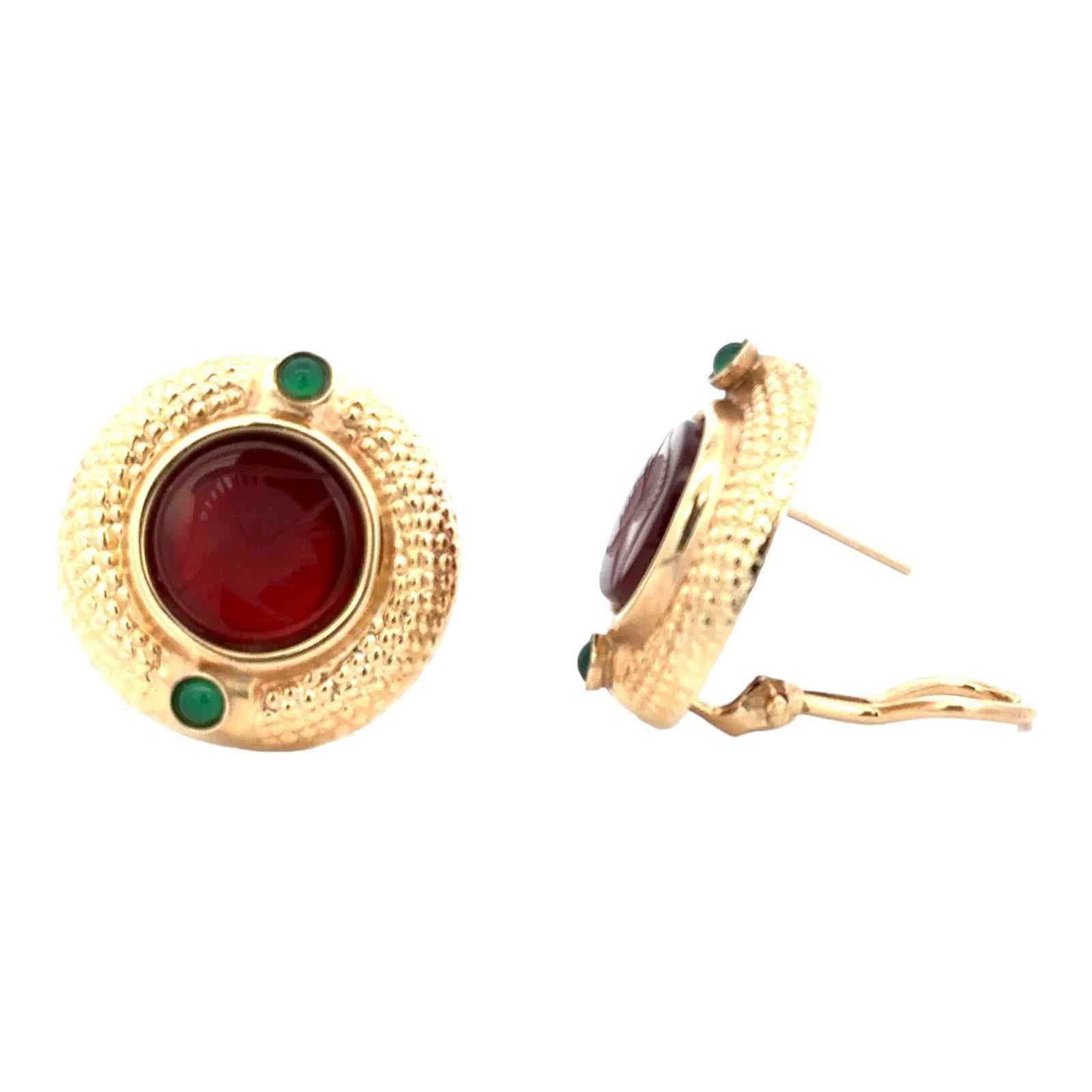 Cabochon Intaglio Carnelian Emerald 14 Karat Yellow Gold Round Lever-Back Earrings For Sale