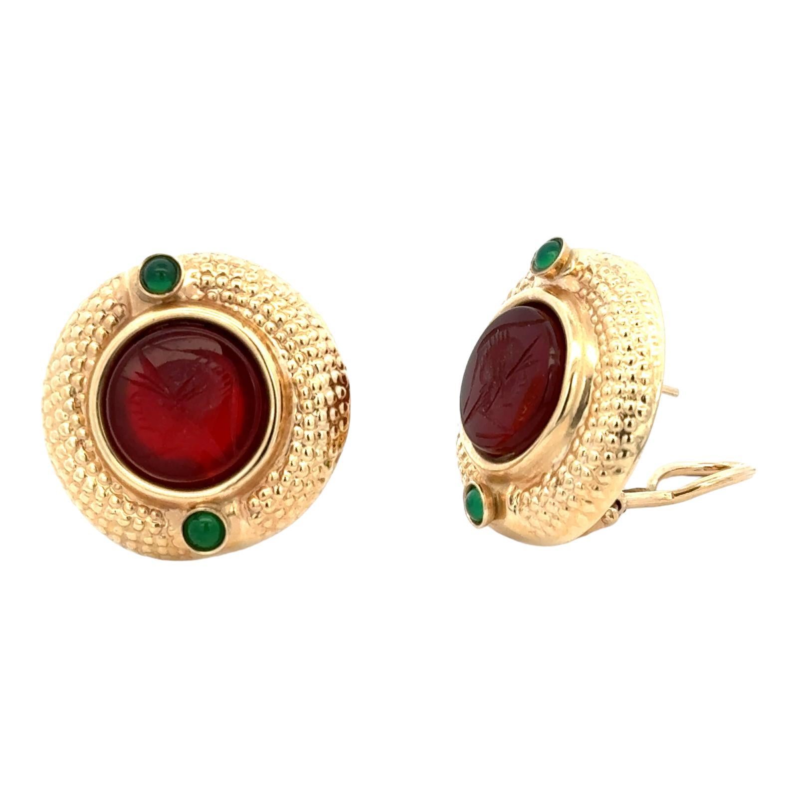 Intaglio Carnelian Emerald 14 Karat Yellow Gold Round Lever-Back Earrings In Excellent Condition For Sale In Boca Raton, FL
