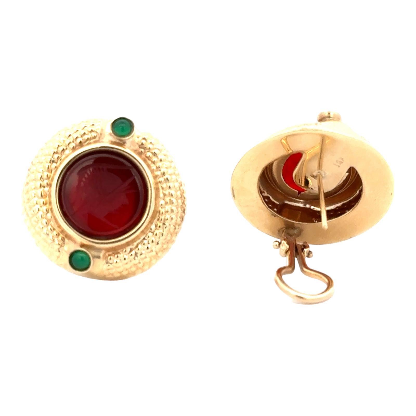 Women's Intaglio Carnelian Emerald 14 Karat Yellow Gold Round Lever-Back Earrings For Sale