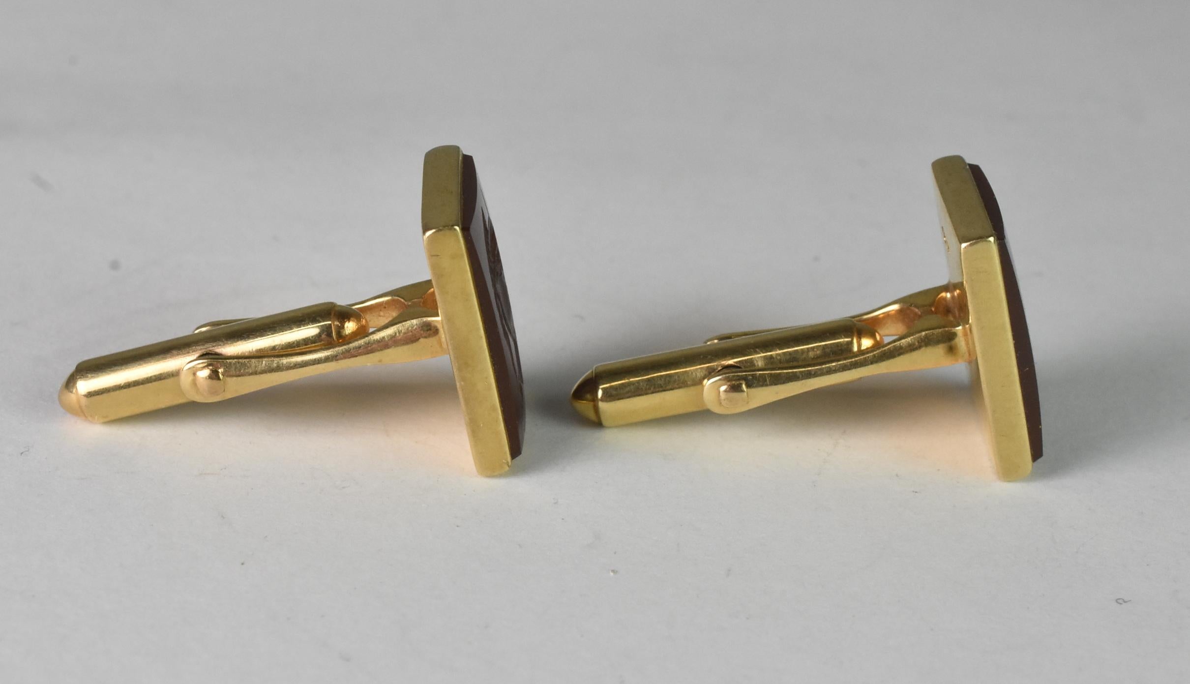 This pair of 14k intaglio cufflinks features a portrait of a Roman warrior. These cufflinks are 16mm x 12mm and are 10.7 grams. 