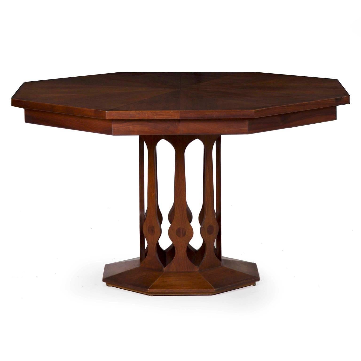 Part of the Intaglio collection designed and manufactured by Foster-McDavid in the 1970s, this exceptional dining table is such a smart design. The materials are top-notch, utilizing walnut veneers in the top, walnut inlays to highlight the top and