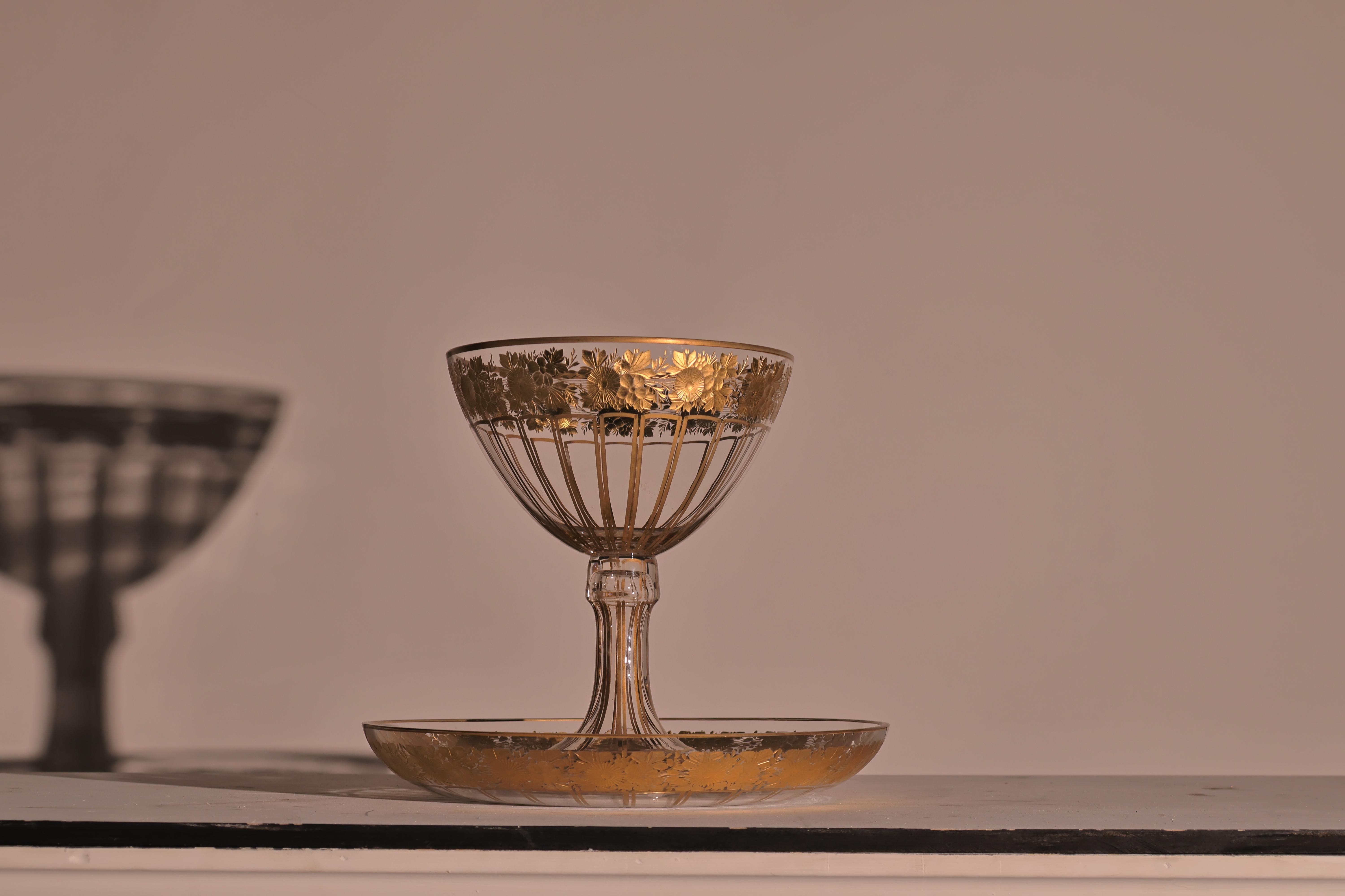 Bol con pedestal de cristal de Bohemia calcográfico y dorado y plato a juego en venta 3