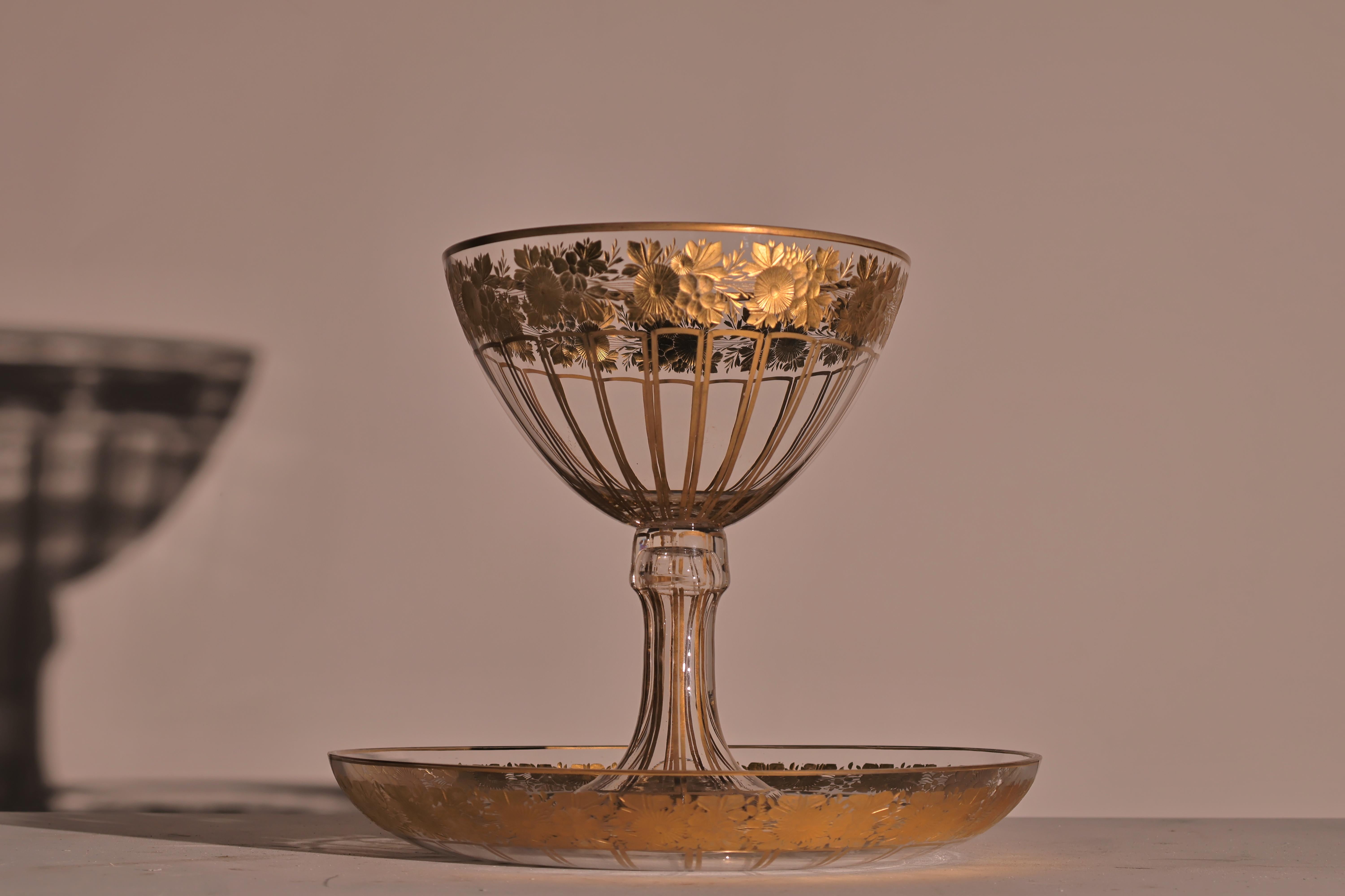 Bol con pedestal de cristal de Bohemia calcográfico y dorado y plato a juego en venta 4