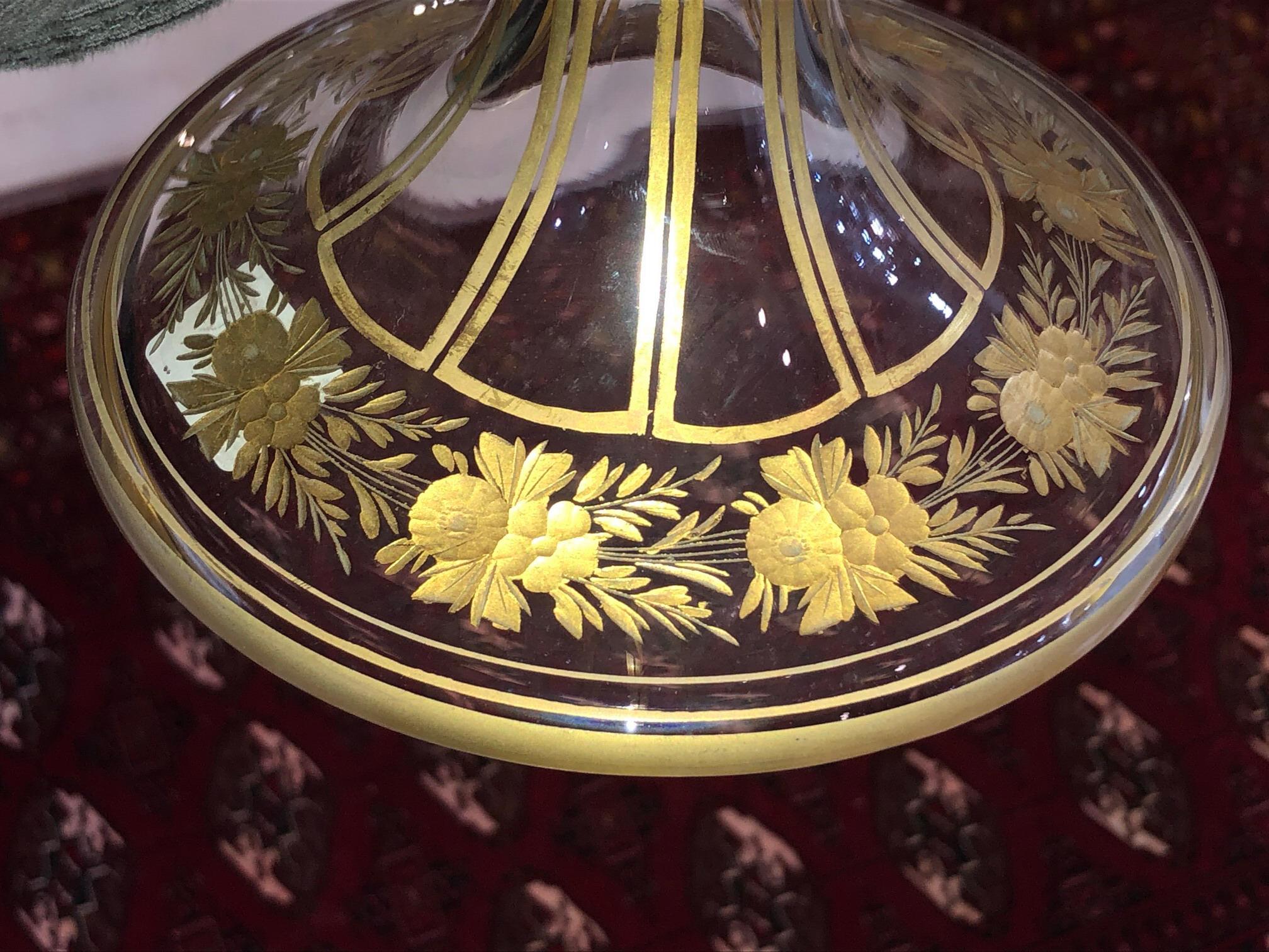 Bol con pedestal de cristal de Bohemia calcográfico y dorado y plato a juego en venta 11