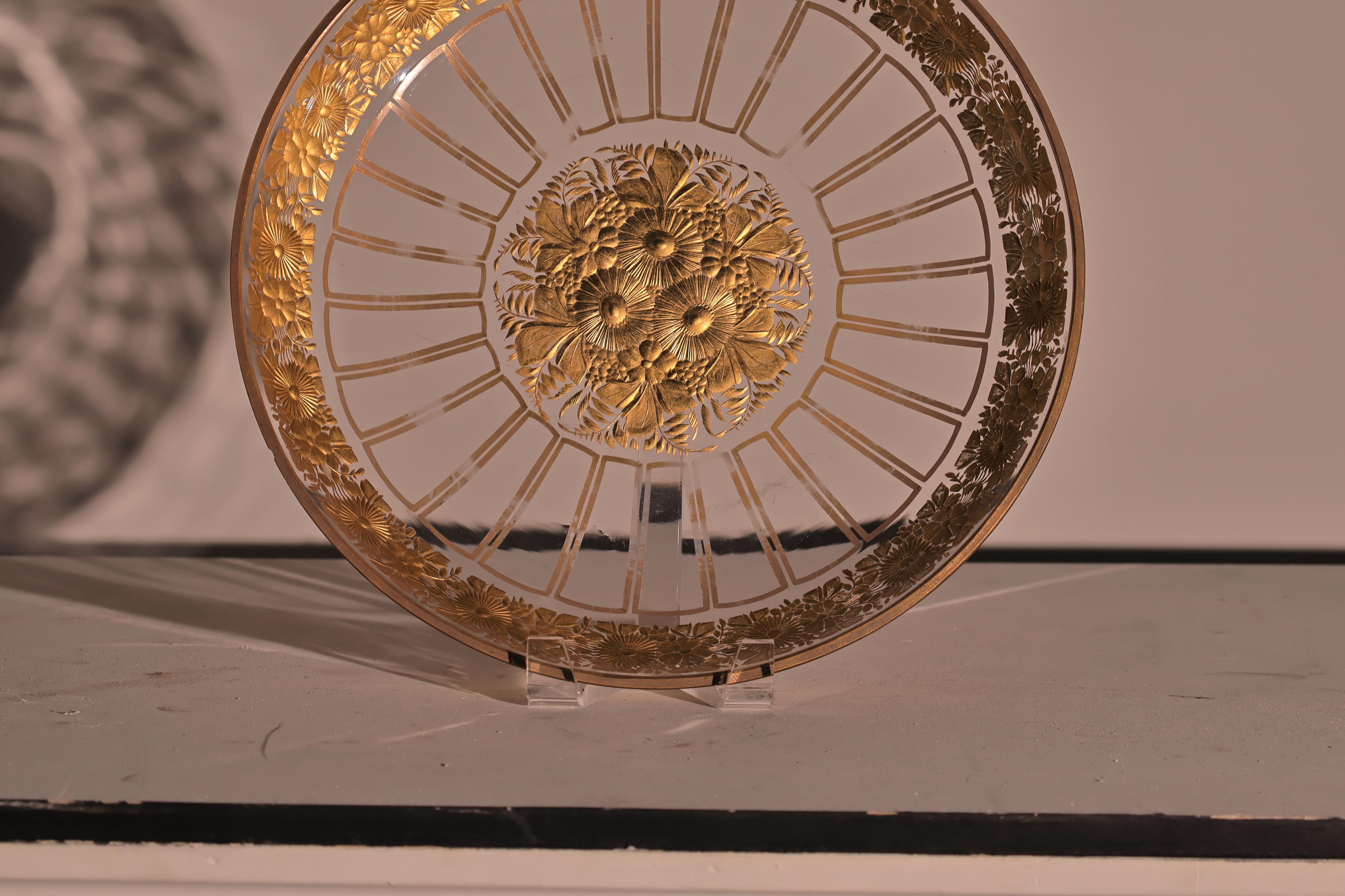 Sobresaliente cuenco con pedestal de cristal grabado y dorado y plato a juego.Bohemia, circa 1900.
Dimensiones: Altura  10 1/2