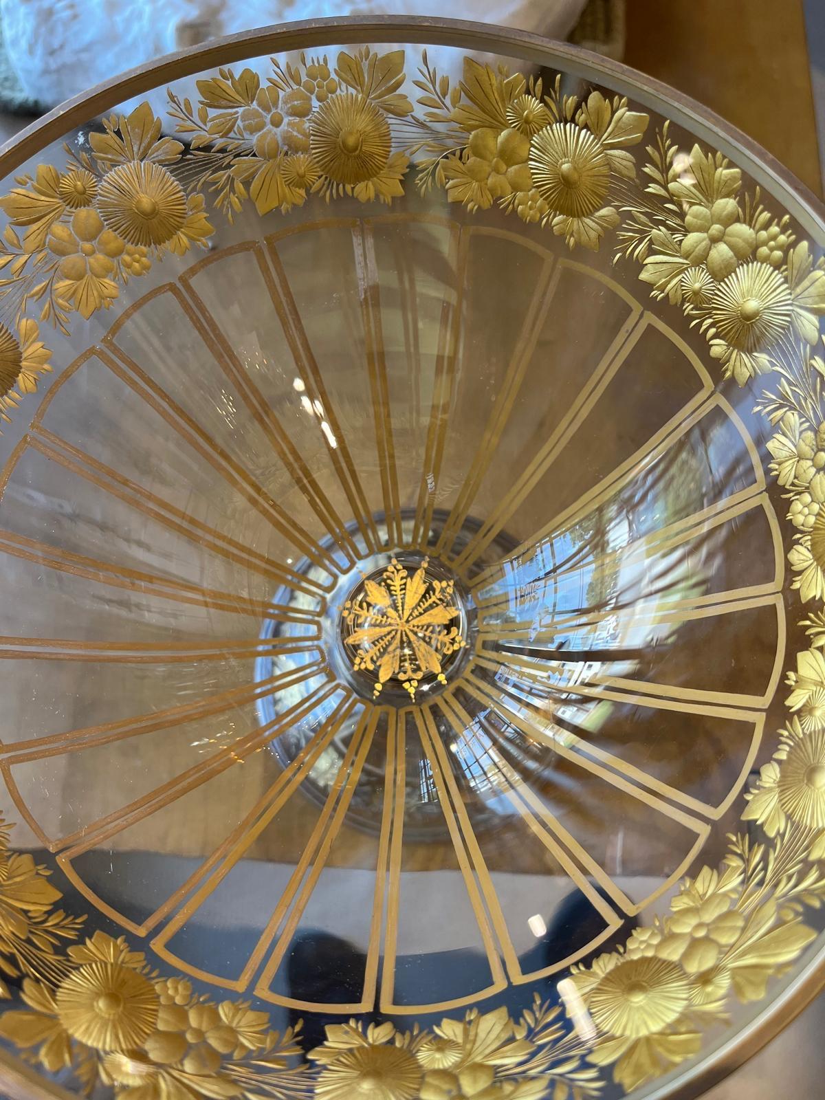 Sobresaliente cuenco con pedestal de cristal grabado y dorado y plato a juego.Bohemia, circa 1900.
Dimensiones: Altura  10 1/2