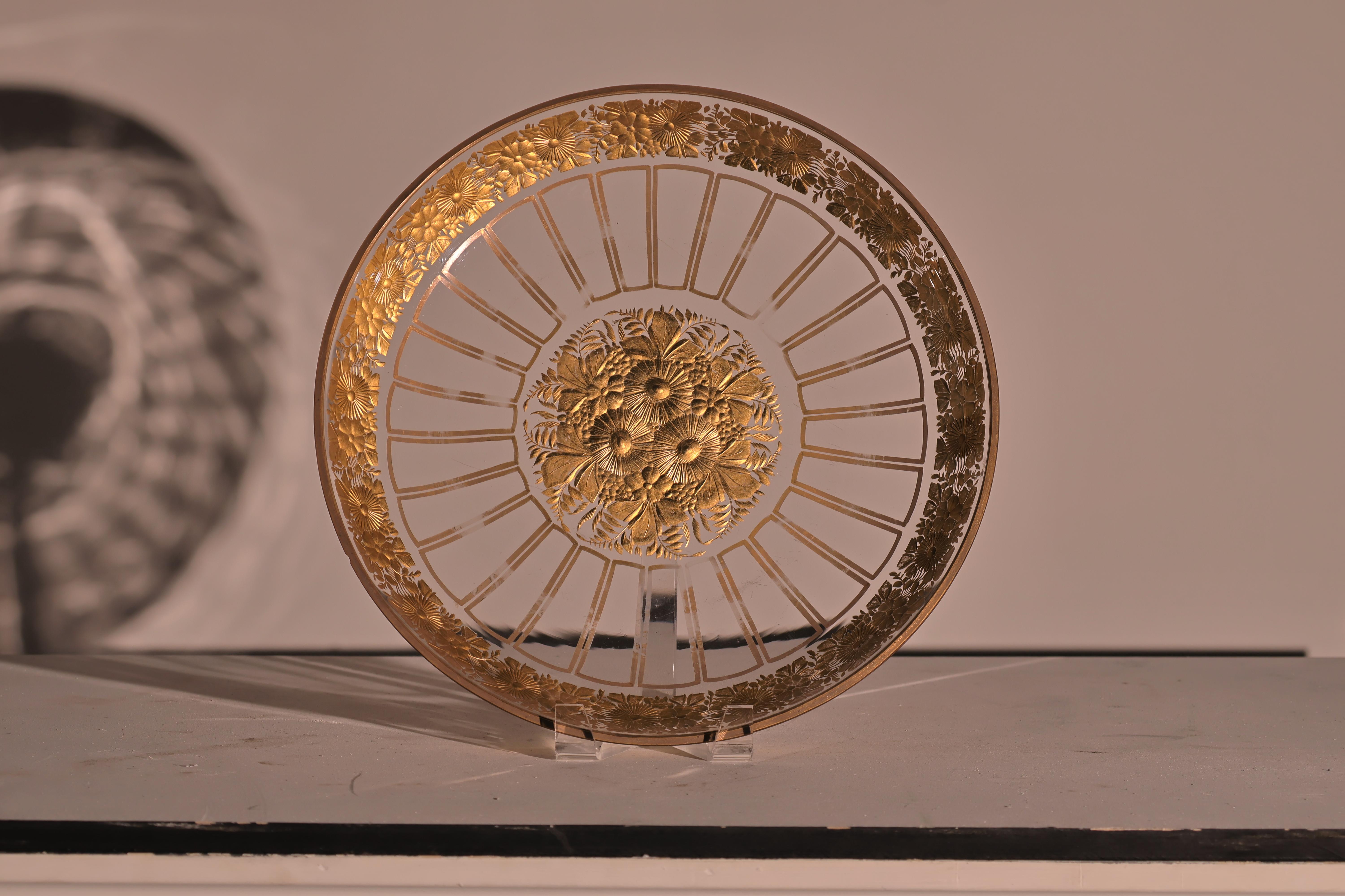 Bol con pedestal de cristal de Bohemia calcográfico y dorado y plato a juego Neoclásico en venta