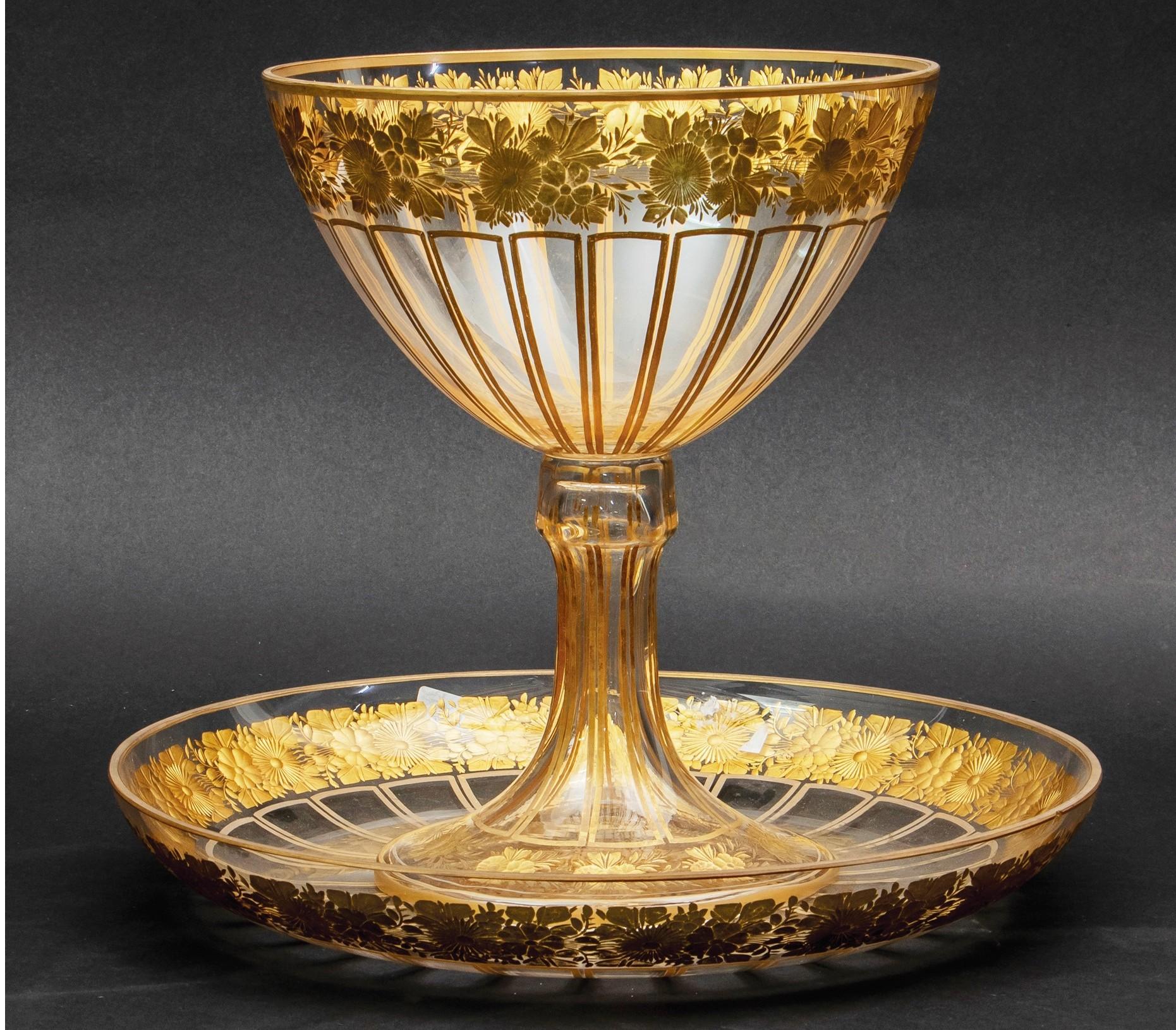 Bol con pedestal de cristal de Bohemia calcográfico y dorado y plato a juego Neoclásico en venta
