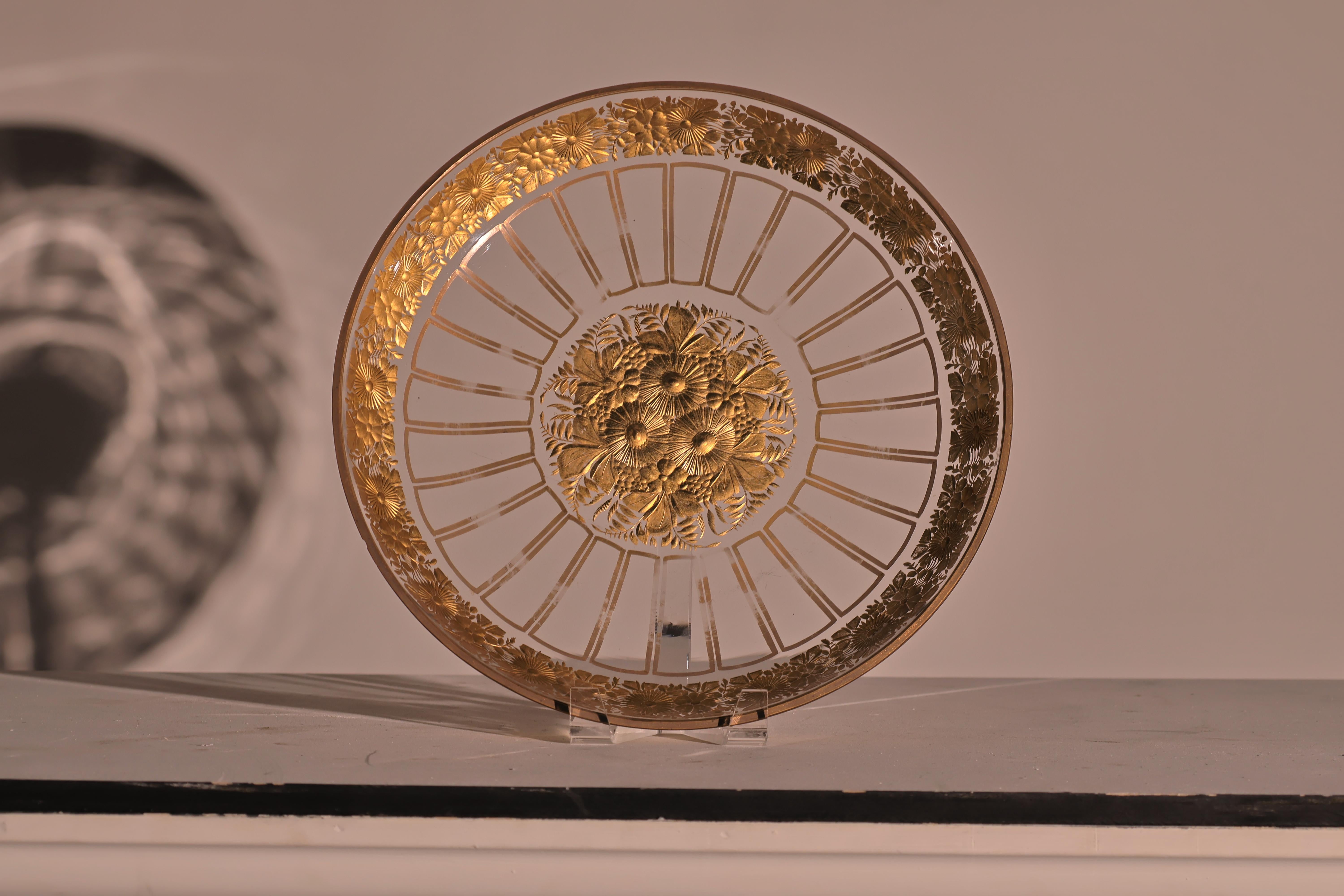 Bol con pedestal de cristal de Bohemia calcográfico y dorado y plato a juego Francés en venta
