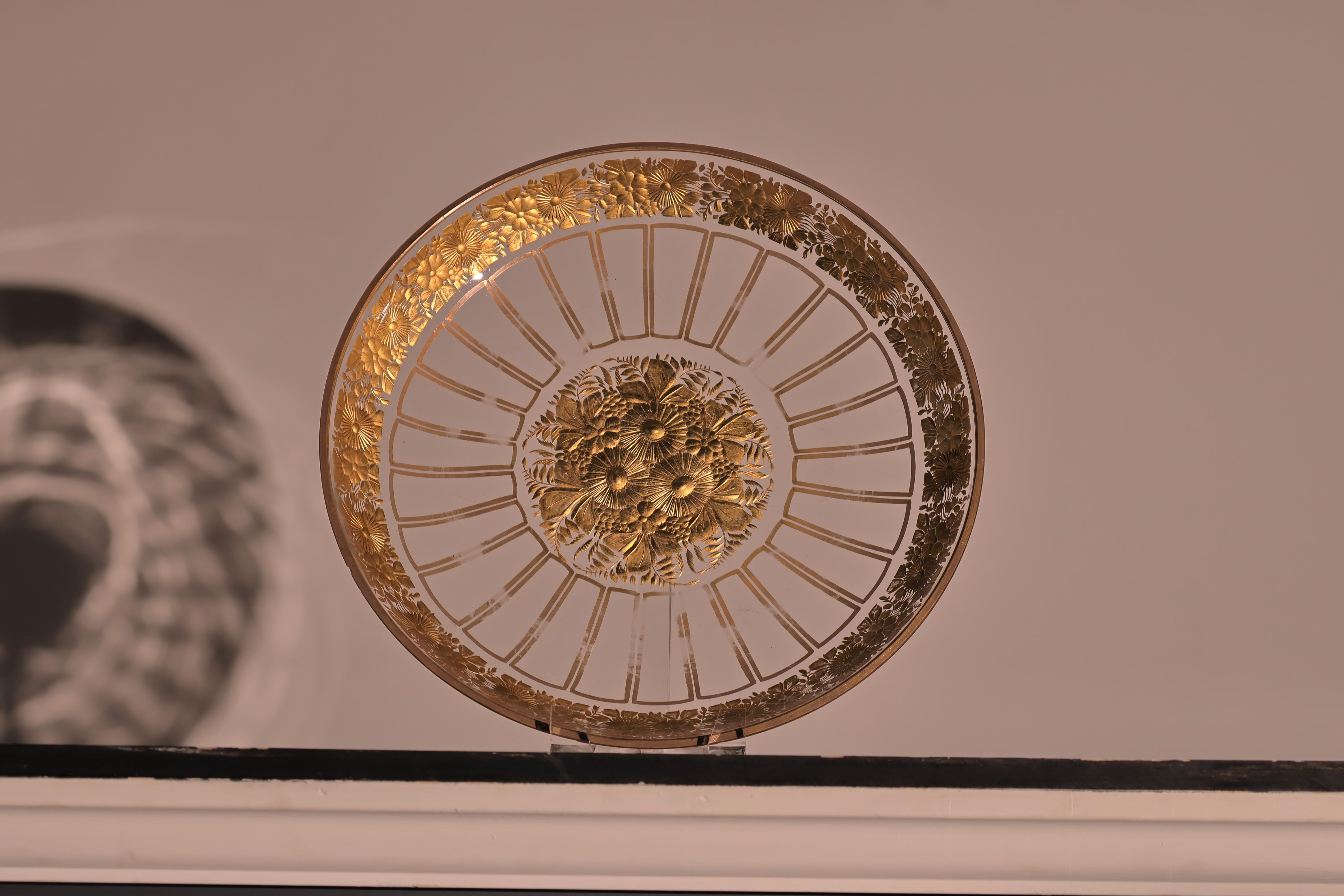 Bol con pedestal de cristal de Bohemia calcográfico y dorado y plato a juego en Bueno estado para la venta en Atlanta, GA