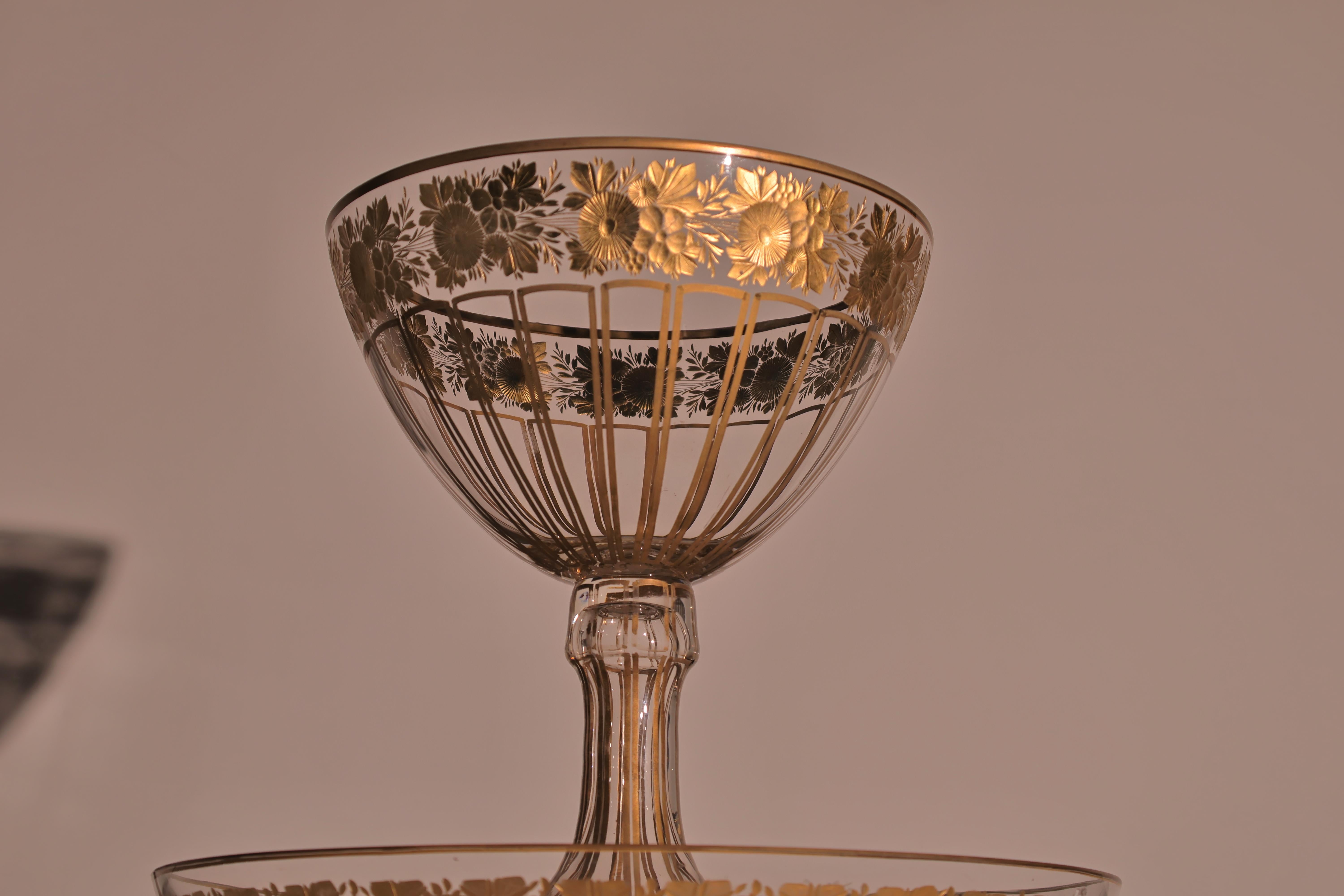 Bol con pedestal de cristal de Bohemia calcográfico y dorado y plato a juego principios del siglo XX en venta