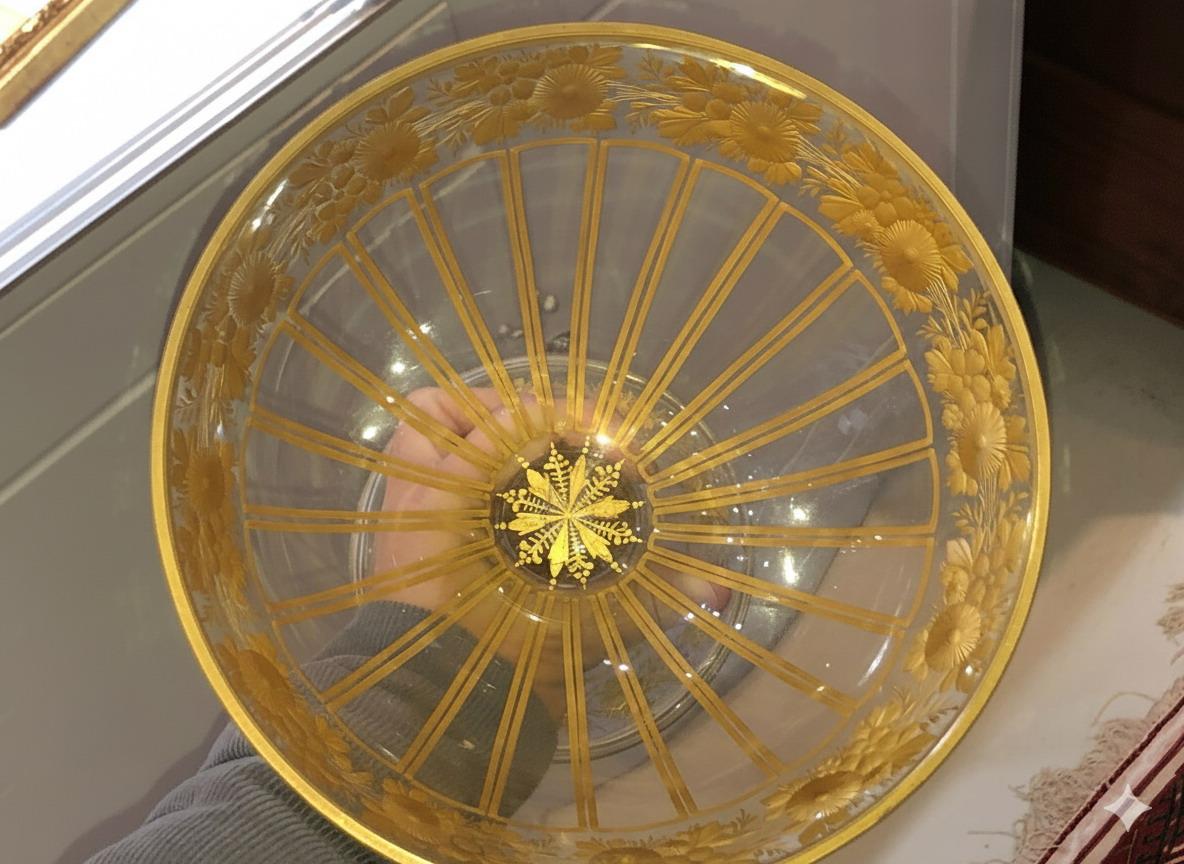 Bol con pedestal de cristal de Bohemia calcográfico y dorado y plato a juego principios del siglo XX en venta