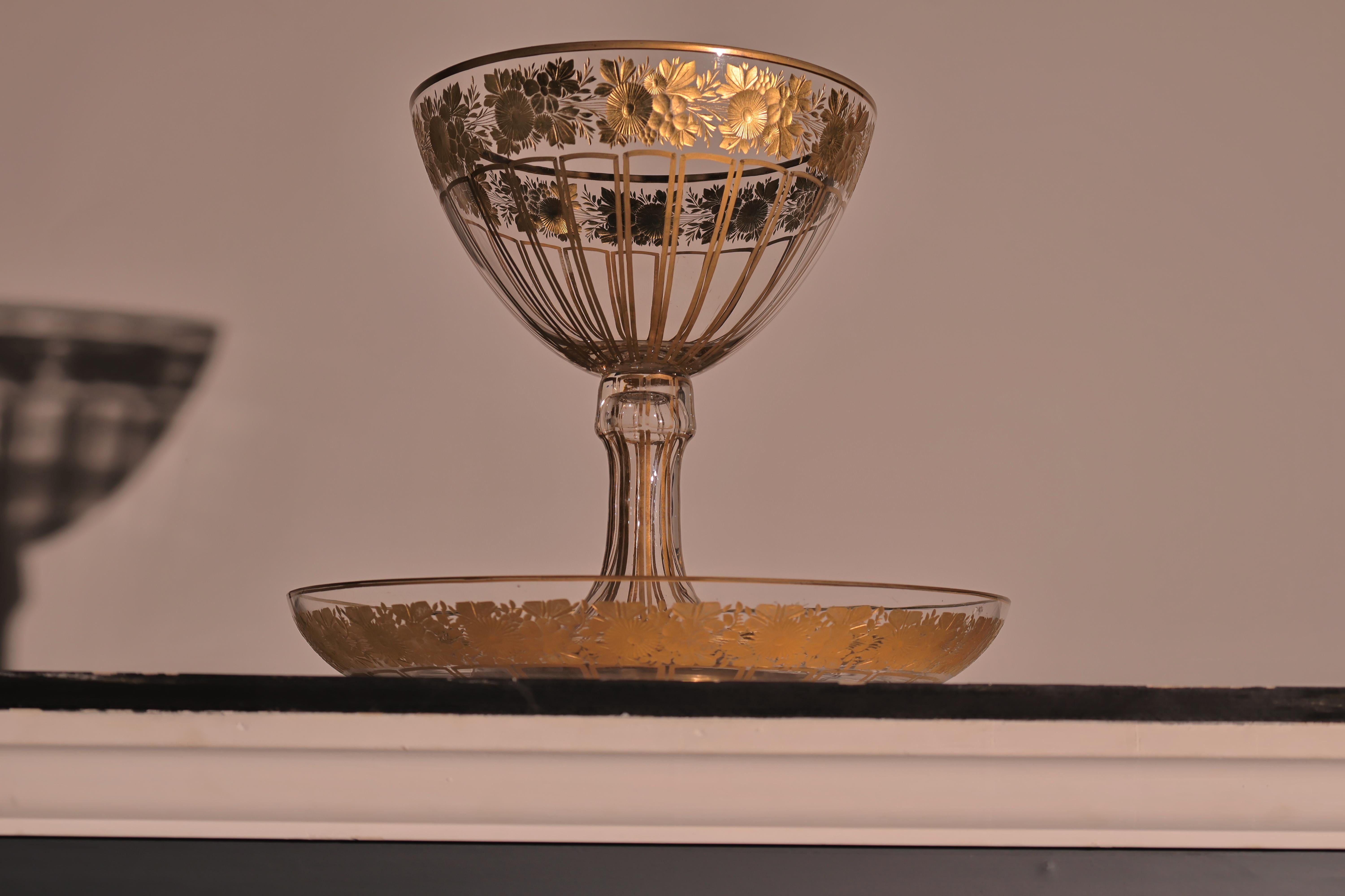 Bol con pedestal de cristal de Bohemia calcográfico y dorado y plato a juego Cristal en venta