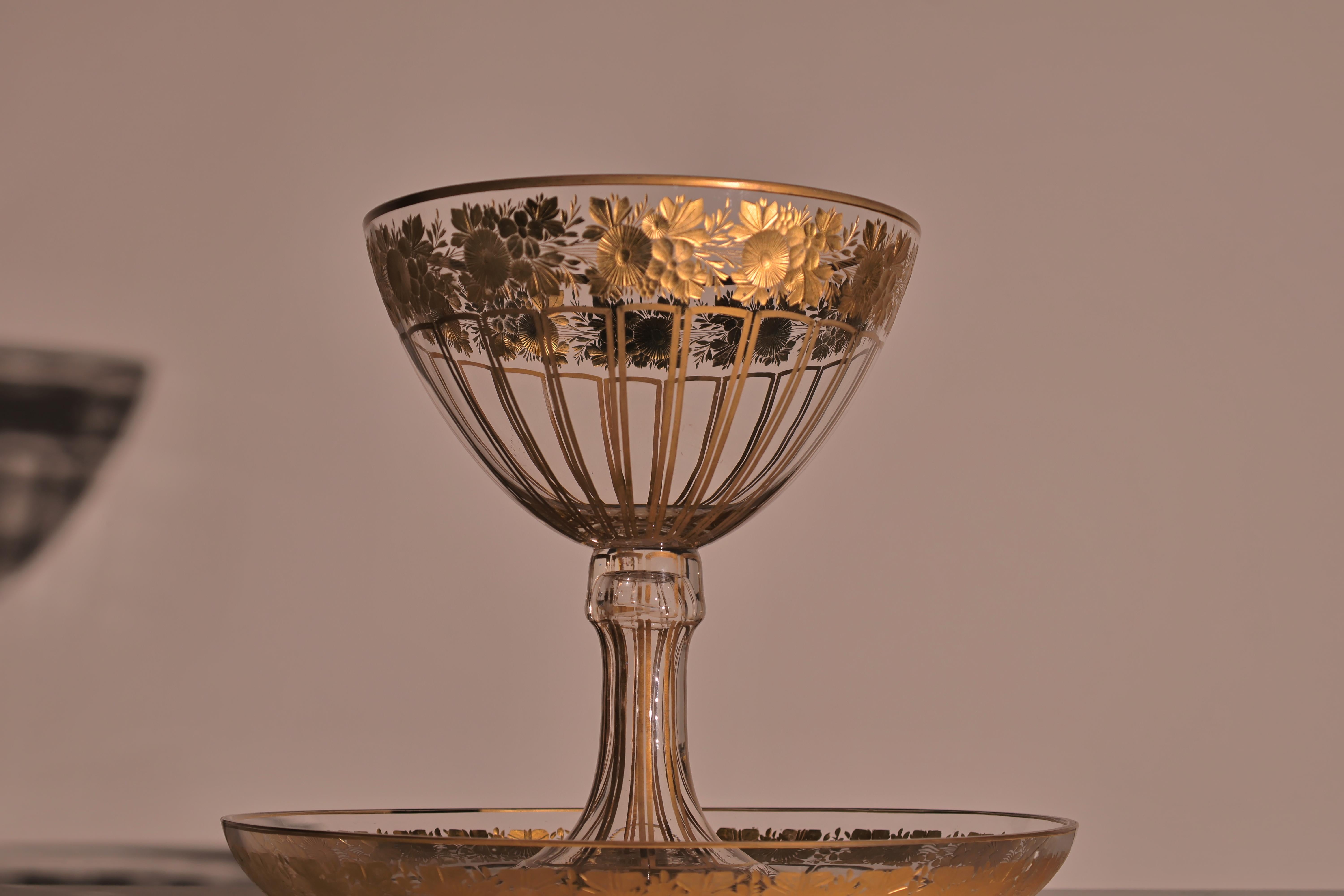 Bol con pedestal de cristal de Bohemia calcográfico y dorado y plato a juego en venta 2