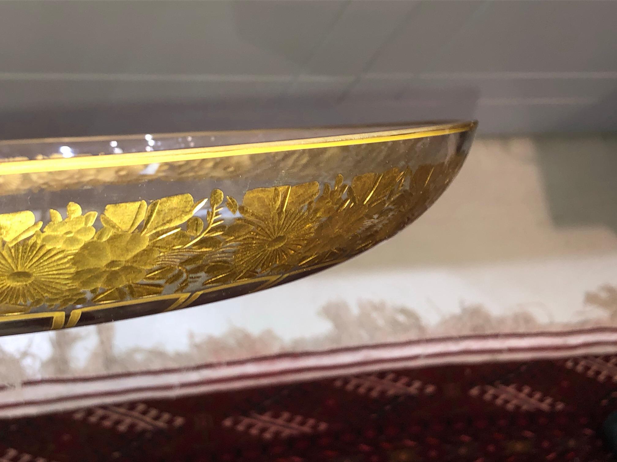 Bol con pedestal de cristal de Bohemia calcográfico y dorado y plato a juego en venta 2