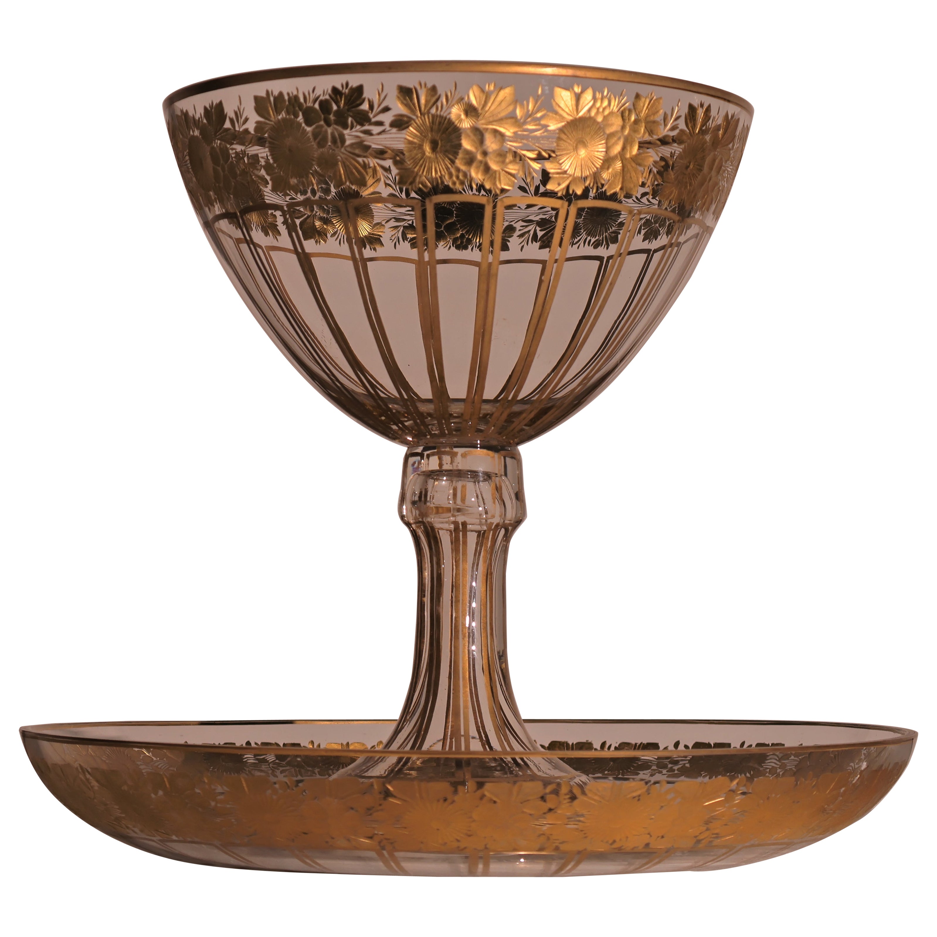 Bol con pedestal de cristal de Bohemia calcográfico y dorado y plato a juego en venta