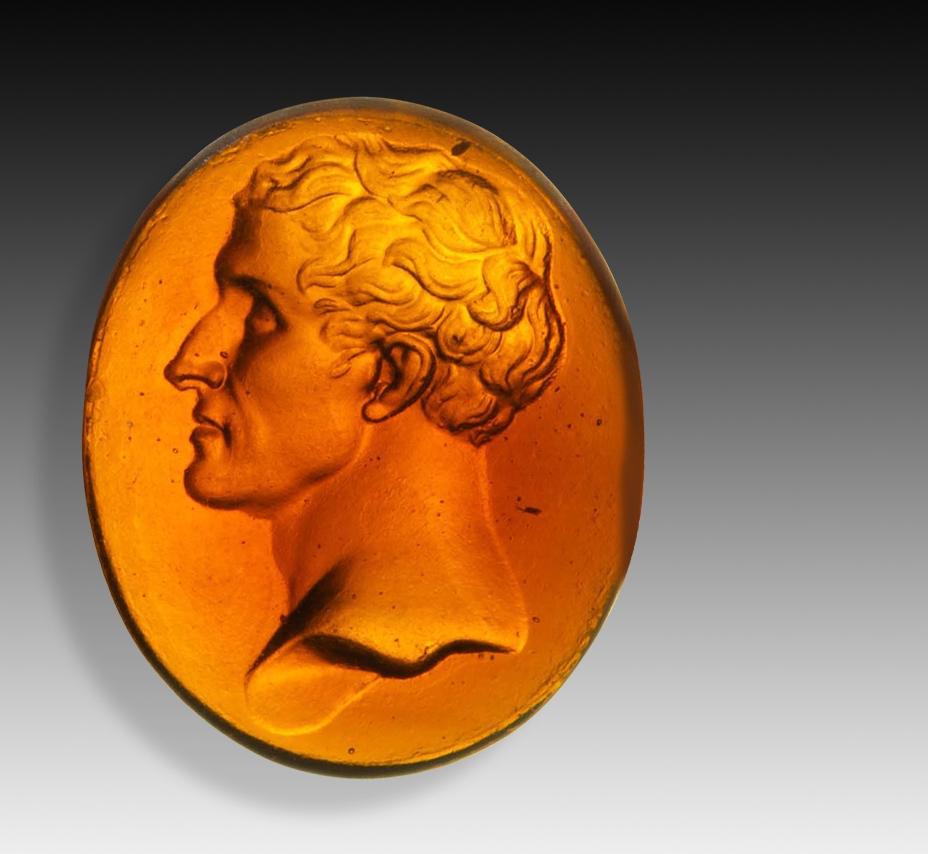  Entaille ou camée, portrait. Le verre. Peut-être Italie, 19e siècle.
 Profil d'un homme relativement jeune, aux cheveux ondulés, divisés en mèches, rappelant les portraits romains antiques de certains empereurs (dynastie des Julio-Claudiens, par