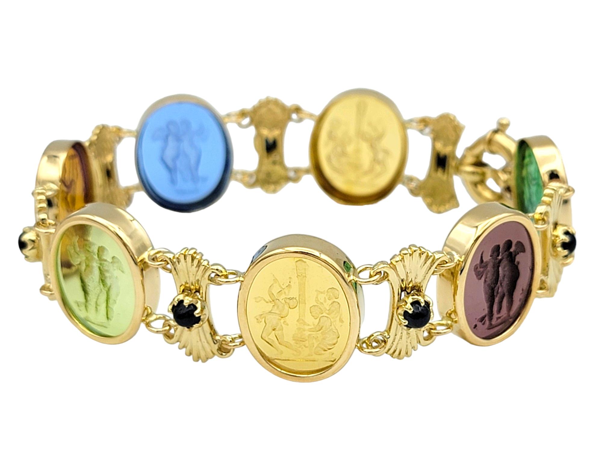 La circonférence intérieure de ce bracelet mesure 6,88 pouces et s'adaptera confortablement à un poignet de 6,75 pouces. 

Ce bracelet de style Intaglio respire l'élégance avec son design complexe et ses couleurs vibrantes. Réalisée en or jaune 18