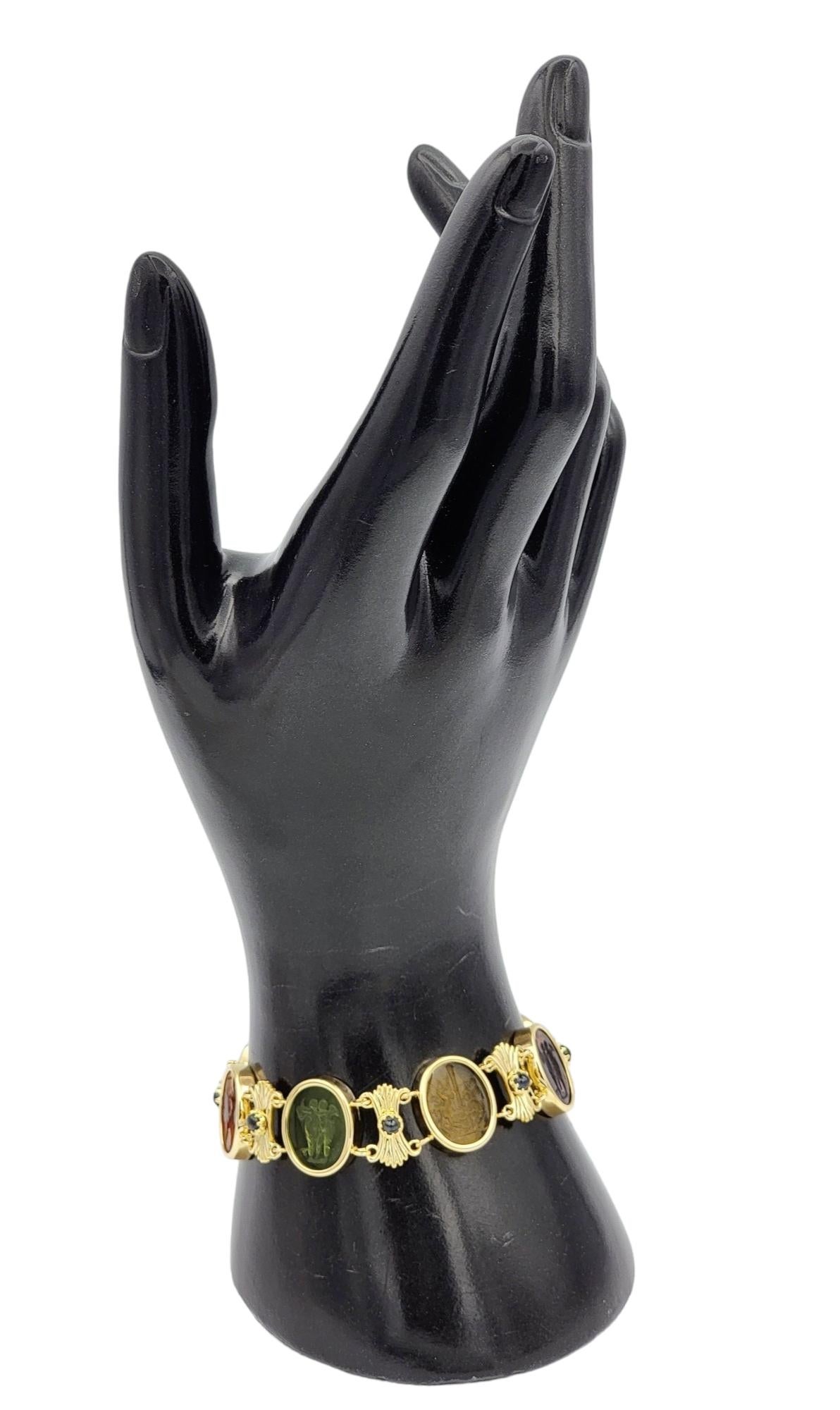Bracelet à maillons de style intaille en or jaune 18 carats, saphir et verre vénitien en vente 1