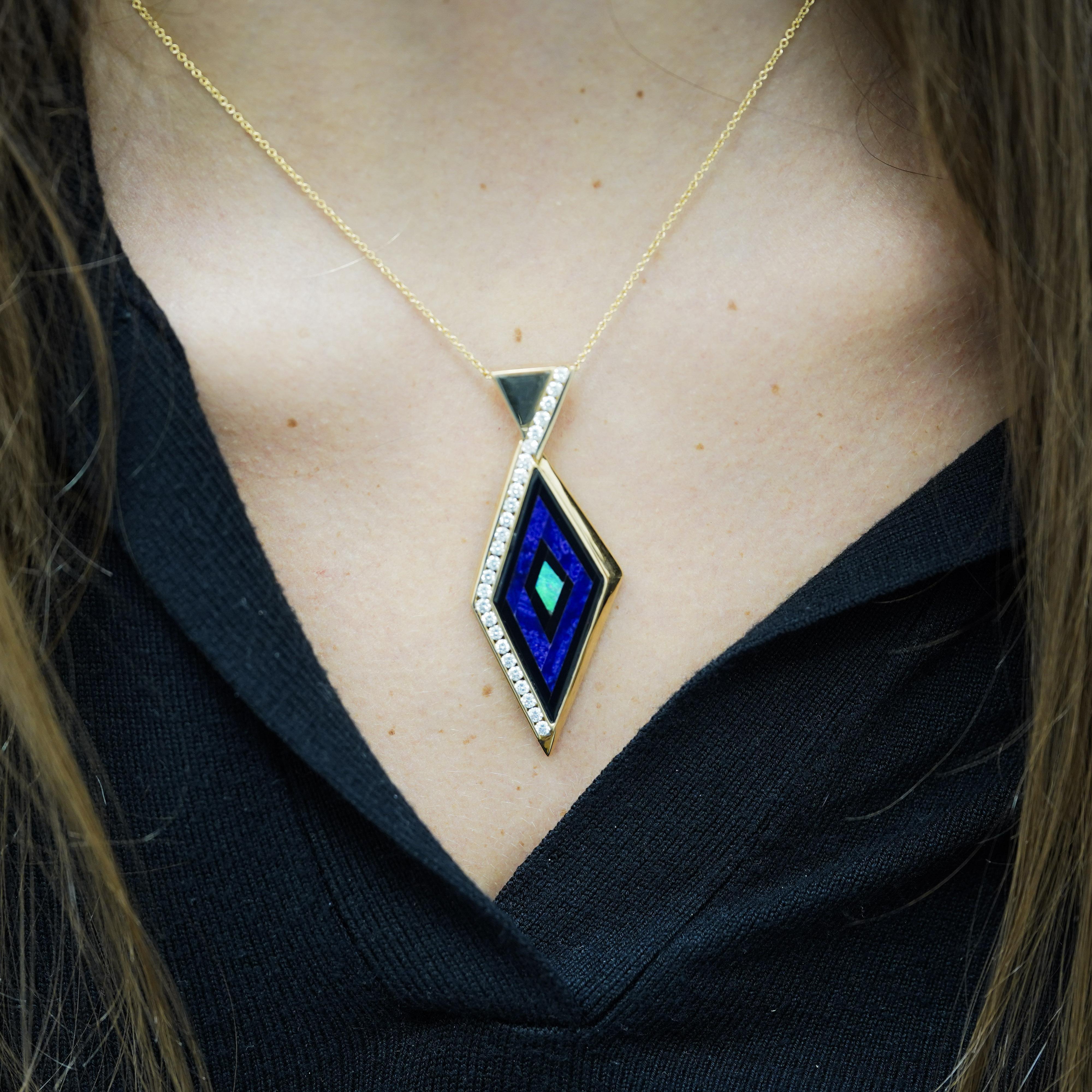 Art Déco Collana con ciondolo in oro 14K con diamante e malachite opale e onice nera intarsiati in vendita