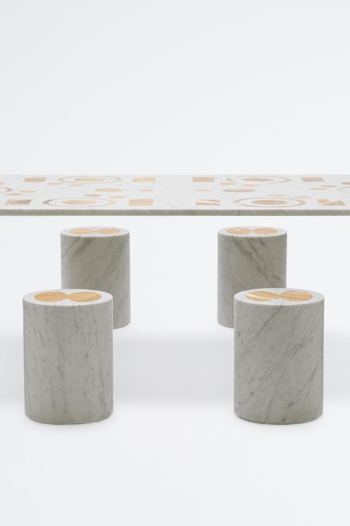 Européen Table Intarsio, table de salle à manger contemporaine en marbre blanc et onyx en vente