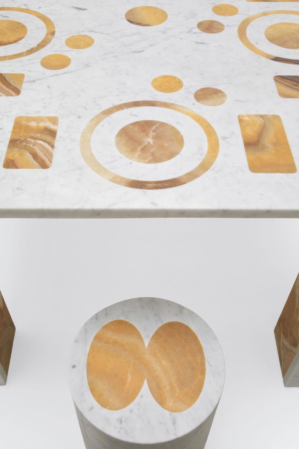 Intarsientisch, zeitgenössischer Esstisch aus weißem Marmor und Onyx im Zustand „Hervorragend“ im Angebot in AVENZA CARRARA, IT