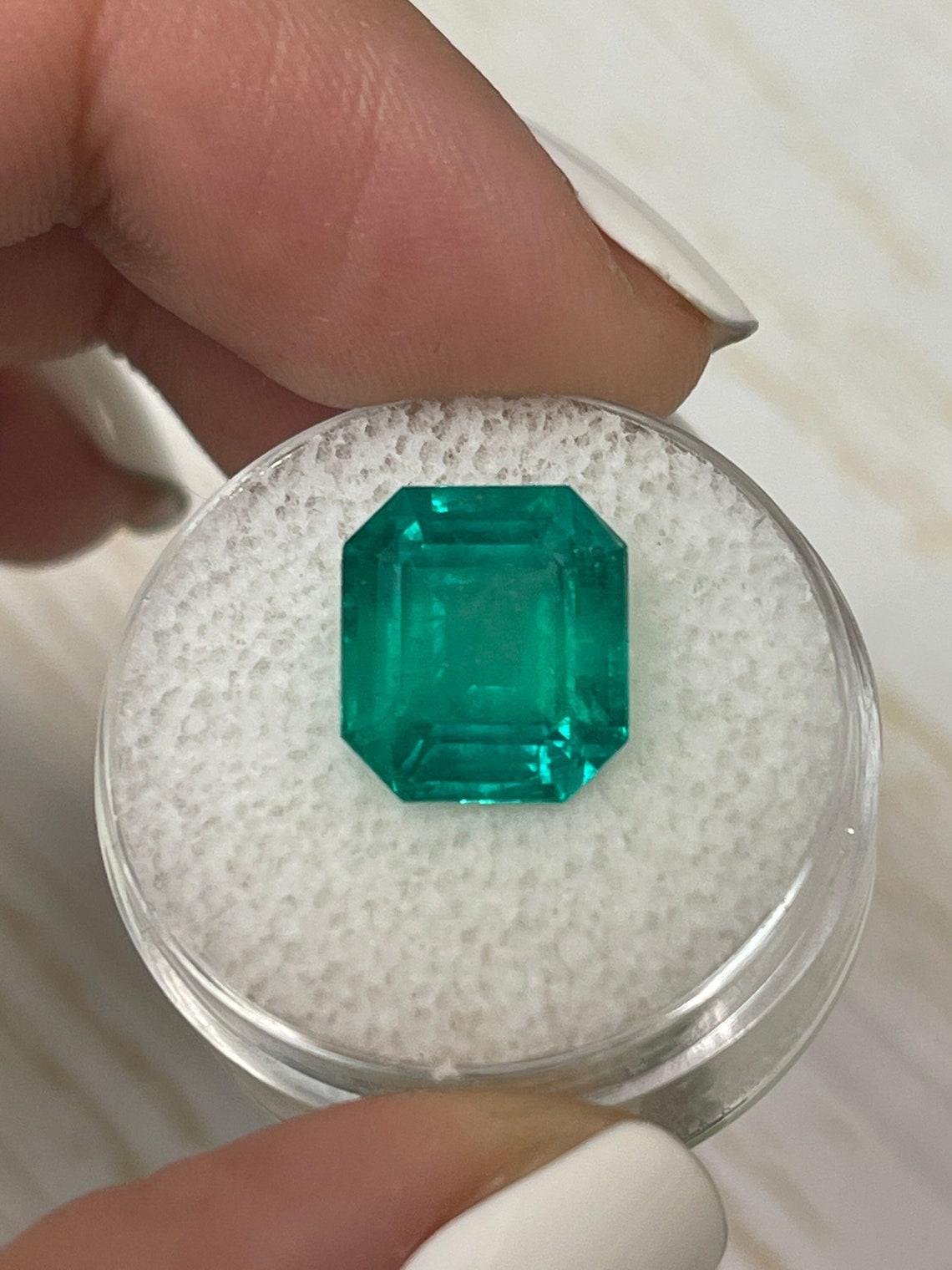 Taille Asscher Intense 5.84 Carat Bluish Green Asscher Cut Colombian Emerald  Gem certifiée GIA en vente