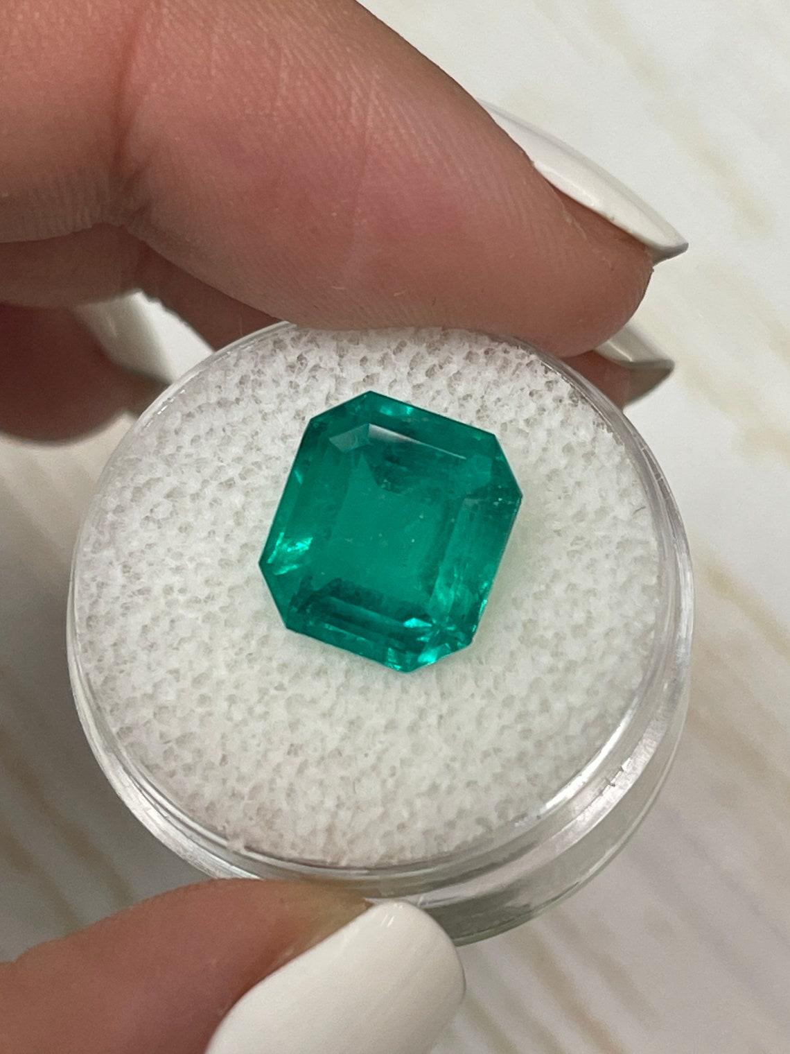 Intense 5.84 Carat Bluish Green Asscher Cut Colombian Emerald  Gem certifiée GIA Neuf - En vente à Jupiter, FL