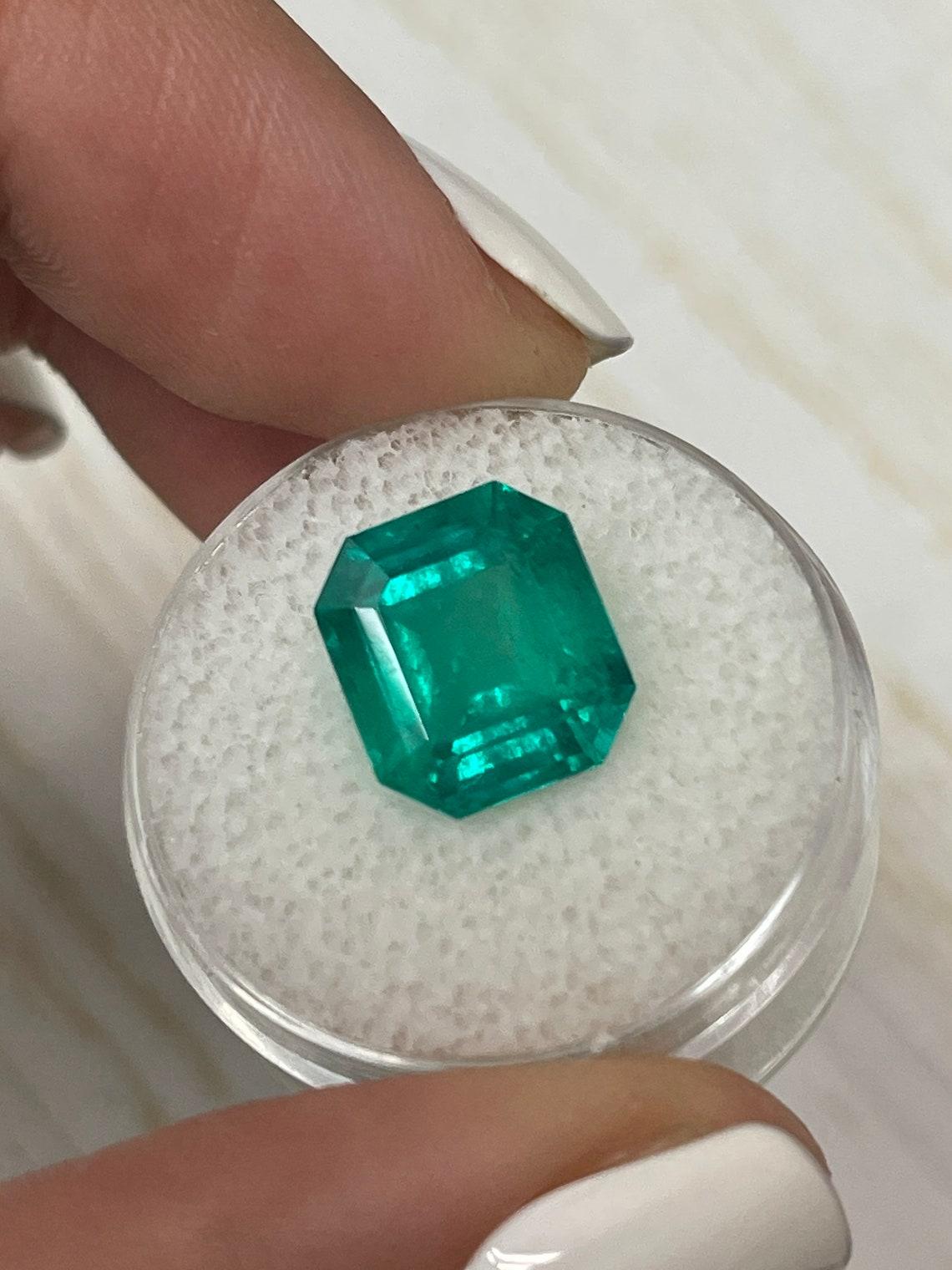 Intense 5.84 Carat Bluish Green Asscher Cut Colombian Emerald  Gem certifiée GIA Pour femmes en vente